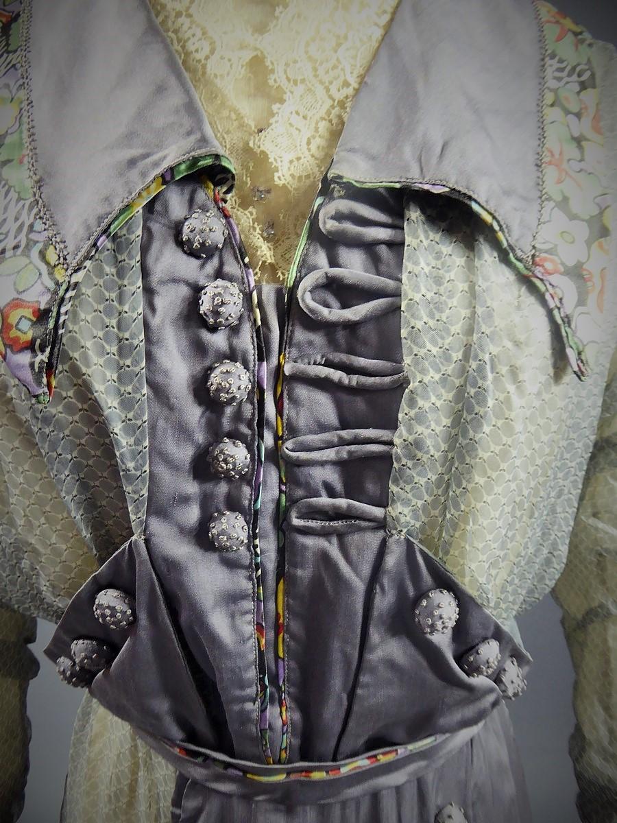 Robe de thé édouardienne en mousseline et satin imprimé - Angleterre Circa 1905 en vente 7