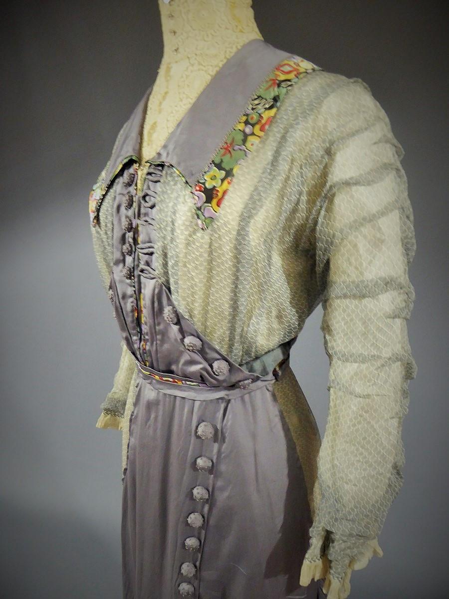 Gris Robe de thé édouardienne en mousseline et satin imprimé - Angleterre Circa 1905 en vente