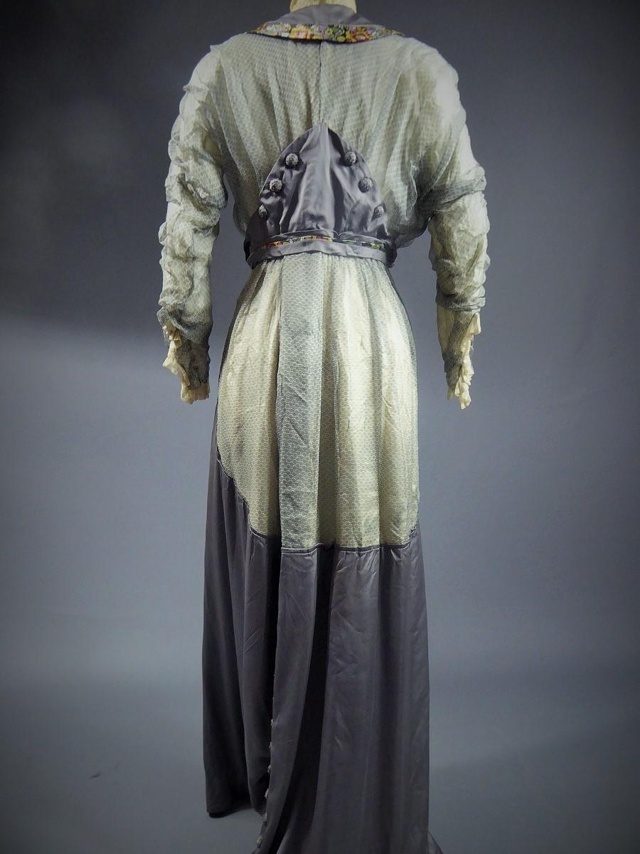 A Chiffon & Printed Satin Edwardian Tea Gown - England Circa 1905  For Sale 5