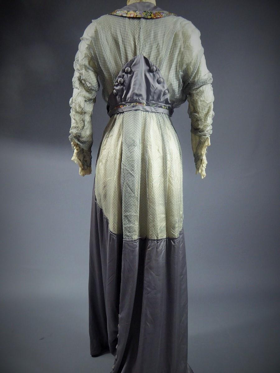 A Chiffon & Printed Satin Edwardian Tea Gown - England Circa 1905 For Sale 5