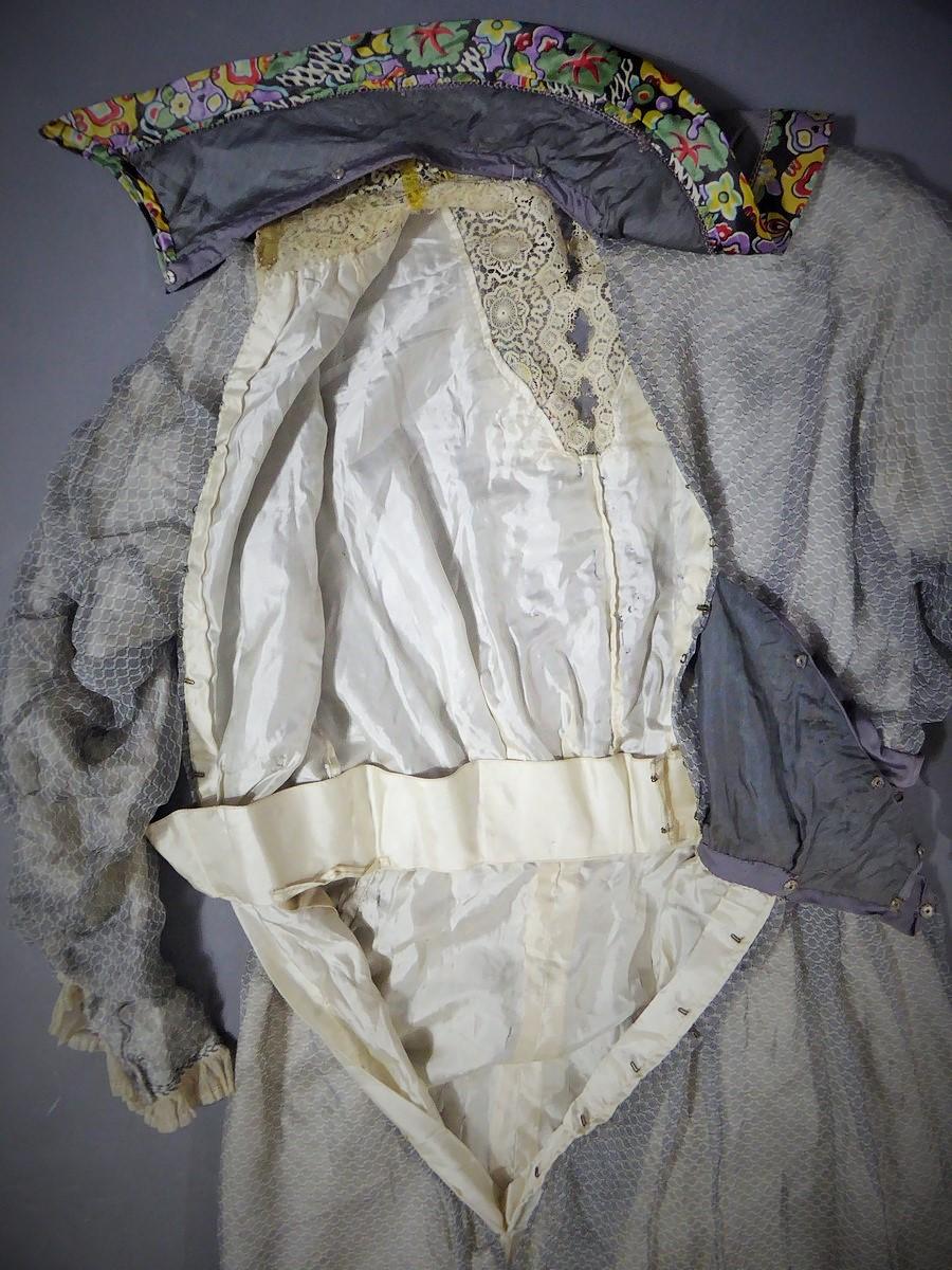 A Chiffon & Printed Satin Edwardian Tea Gown - England Circa 1905 In Good Condition For Sale In Toulon, FR