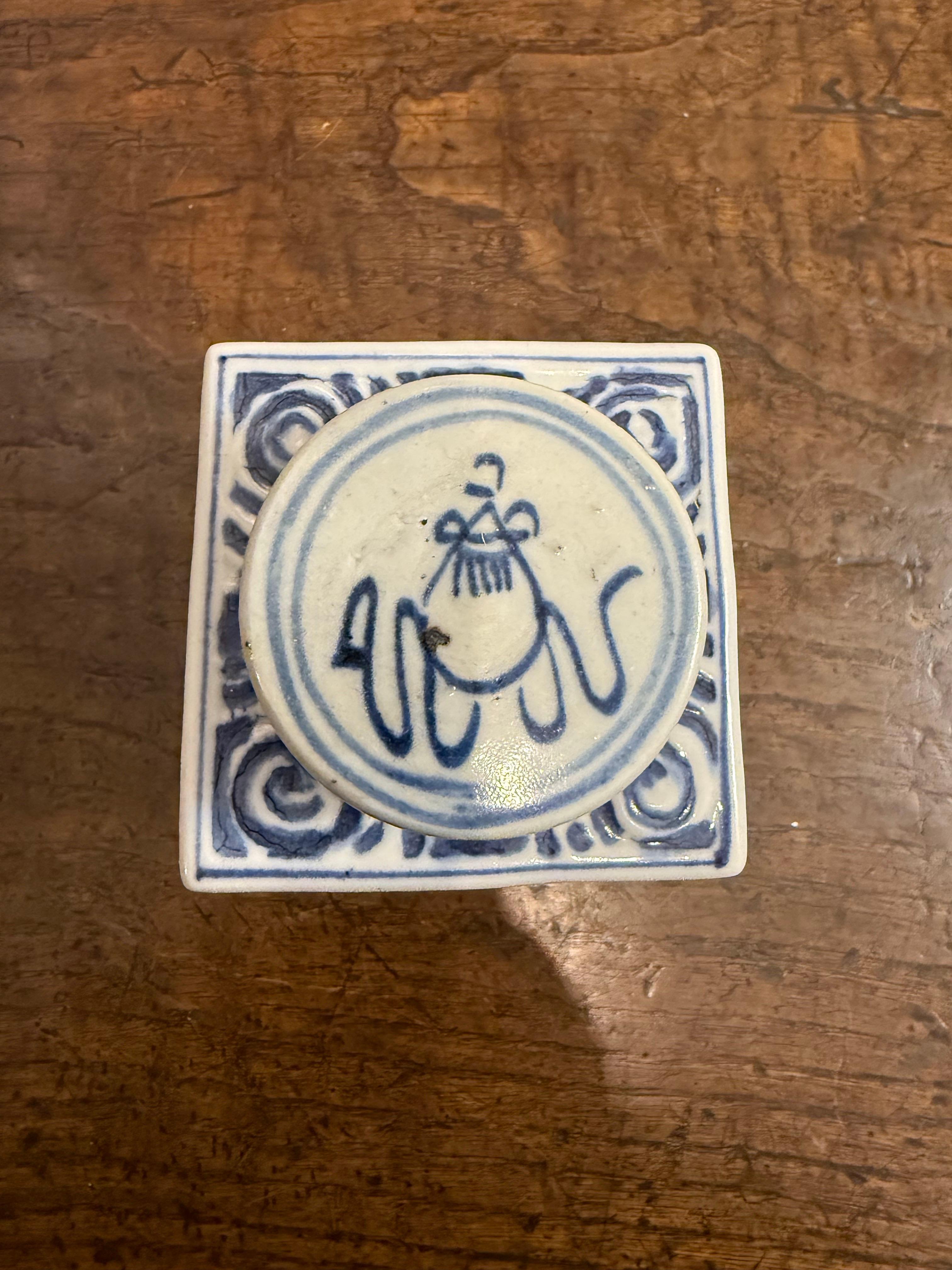Boite à thé chinoise en céramique bleue et blanche avec dragon, 18ème siècle en vente 2