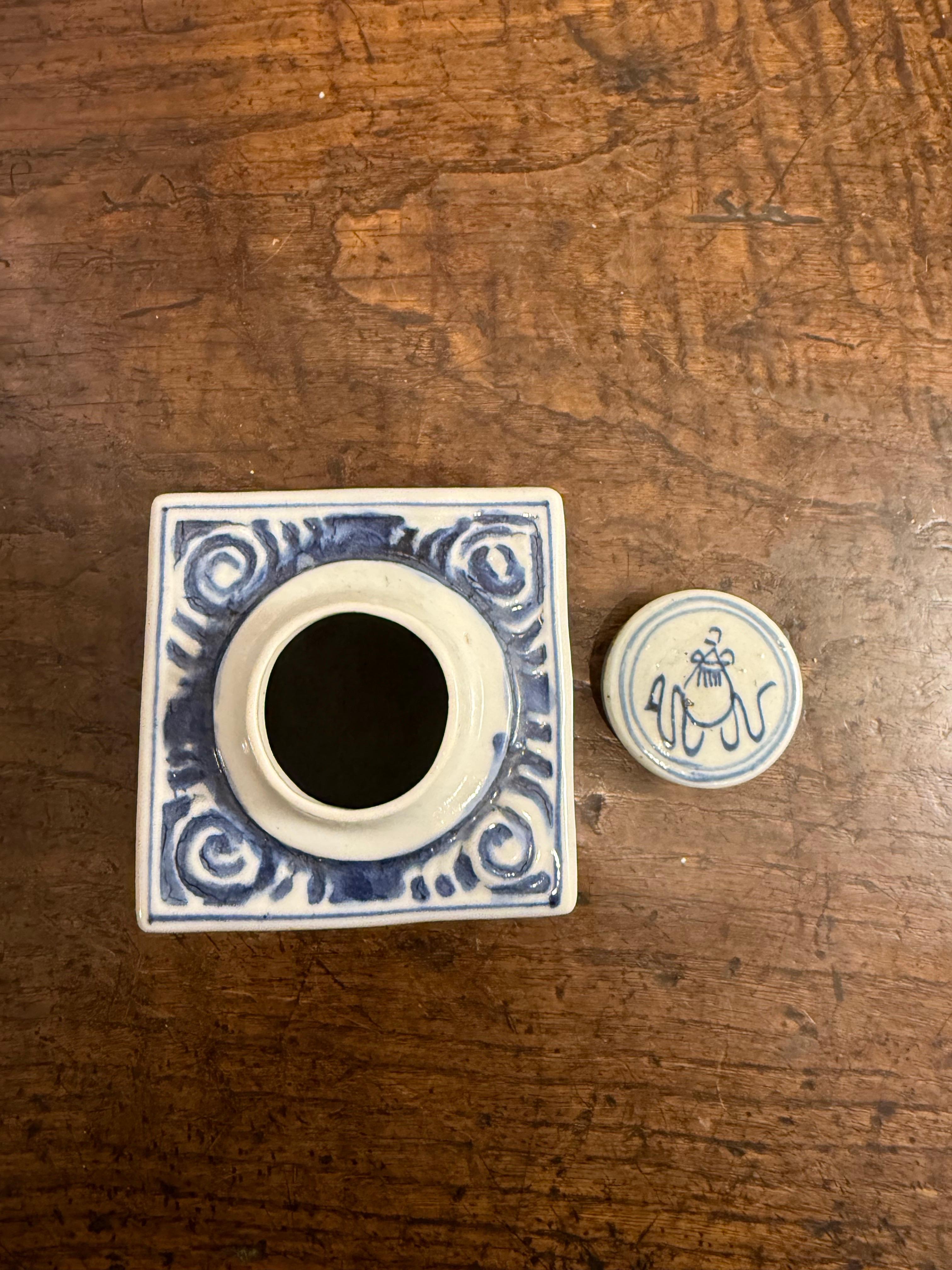 Boite à thé chinoise en céramique bleue et blanche avec dragon, 18ème siècle en vente 4