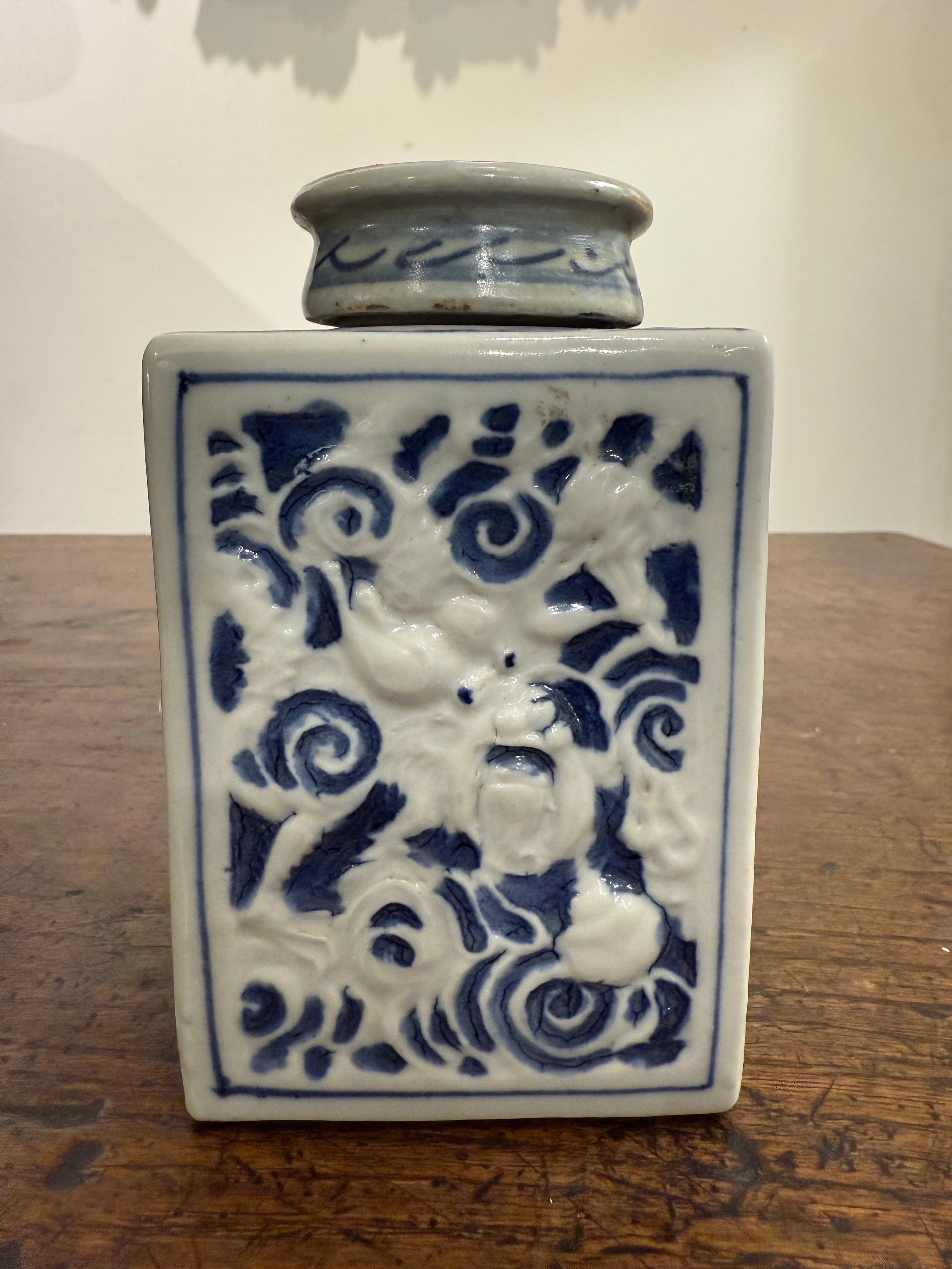 Boite à thé chinoise en céramique bleue et blanche avec dragon, 18ème siècle

Description :
Boite à thé carrée au design bleu et blanc, représentant un dragon au milieu de nuages en volutes. Utilisé à l'origine pour conserver le thé en vrac, il peut