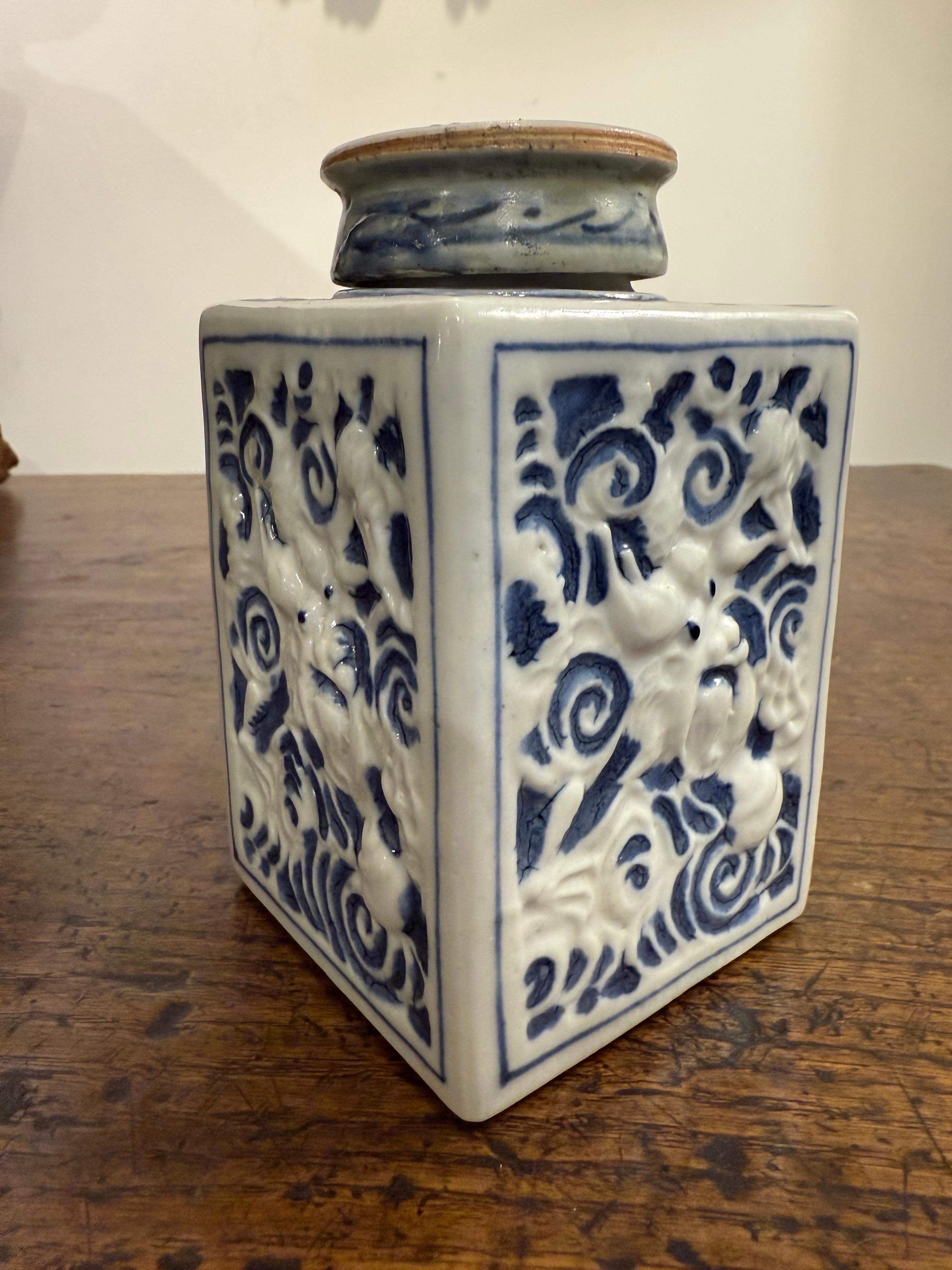 Qing Boite à thé chinoise en céramique bleue et blanche avec dragon, 18ème siècle en vente