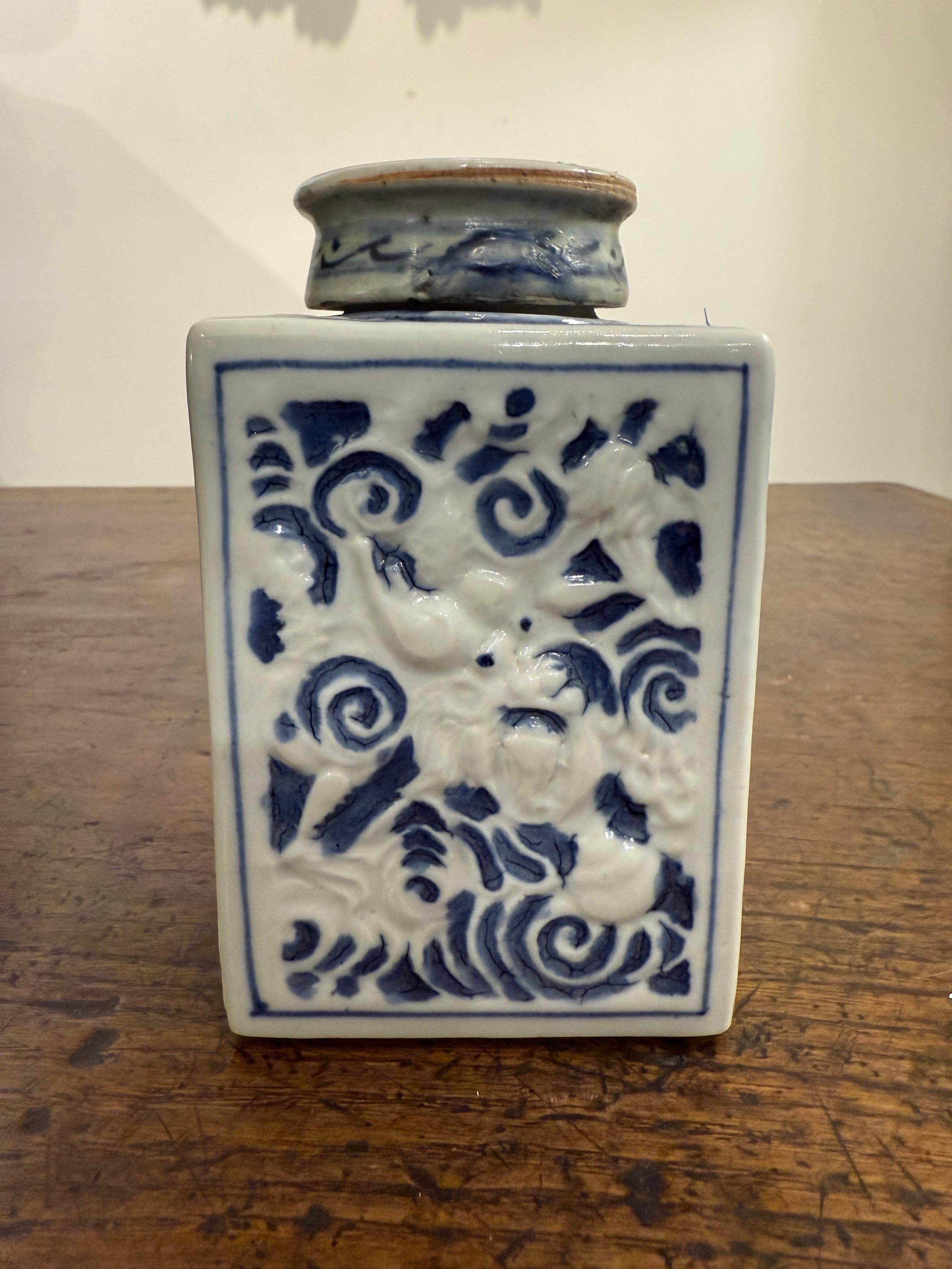 Chinois Boite à thé chinoise en céramique bleue et blanche avec dragon, 18ème siècle en vente