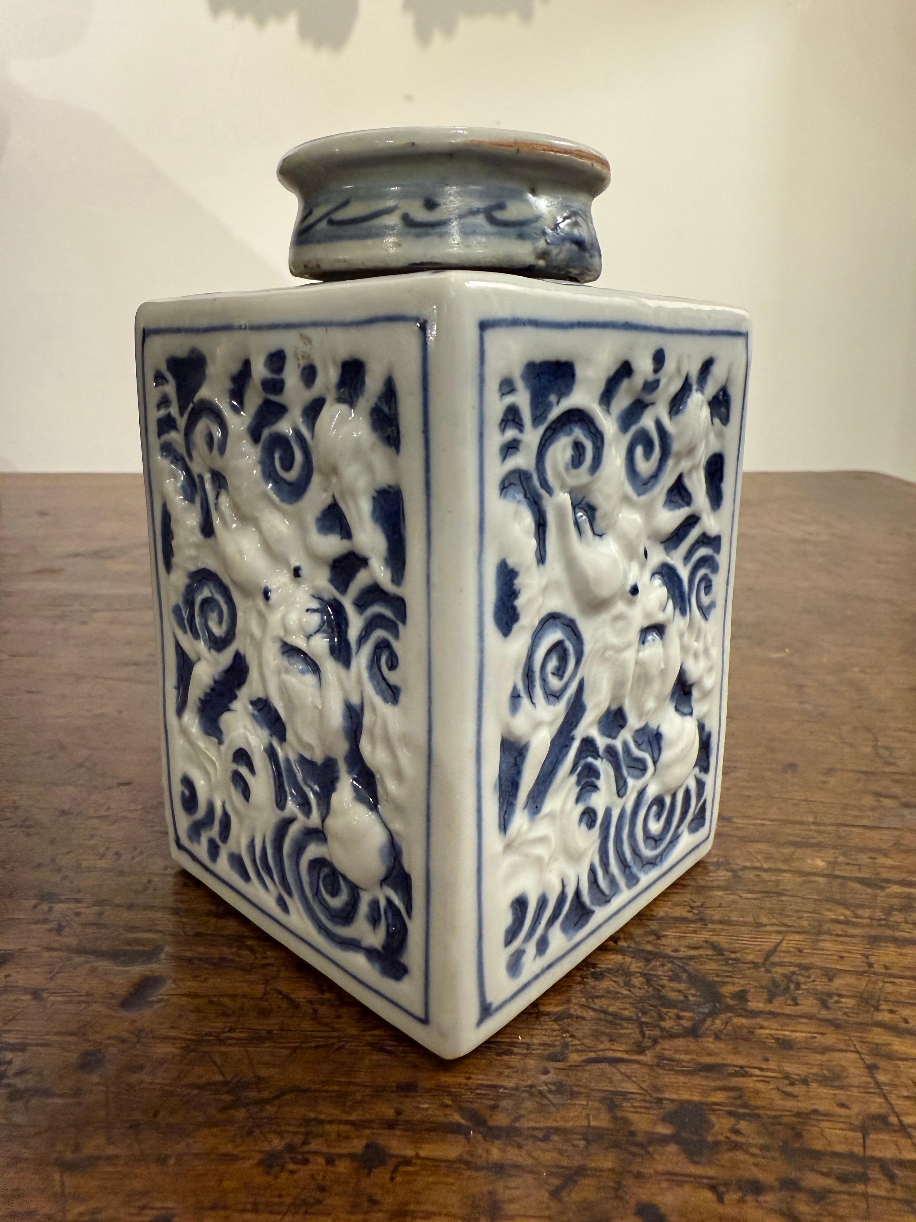 Fait main Boite à thé chinoise en céramique bleue et blanche avec dragon, 18ème siècle en vente