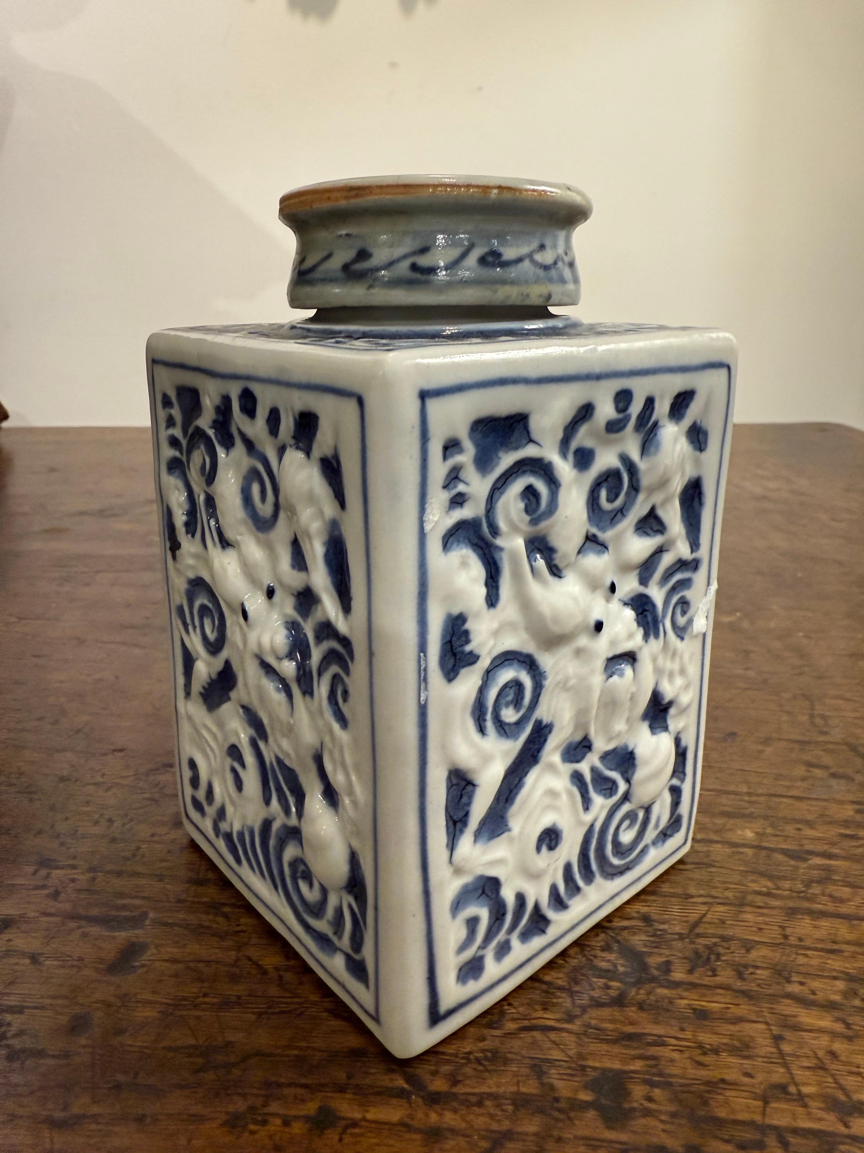 XVIIIe siècle et antérieur Boite à thé chinoise en céramique bleue et blanche avec dragon, 18ème siècle en vente