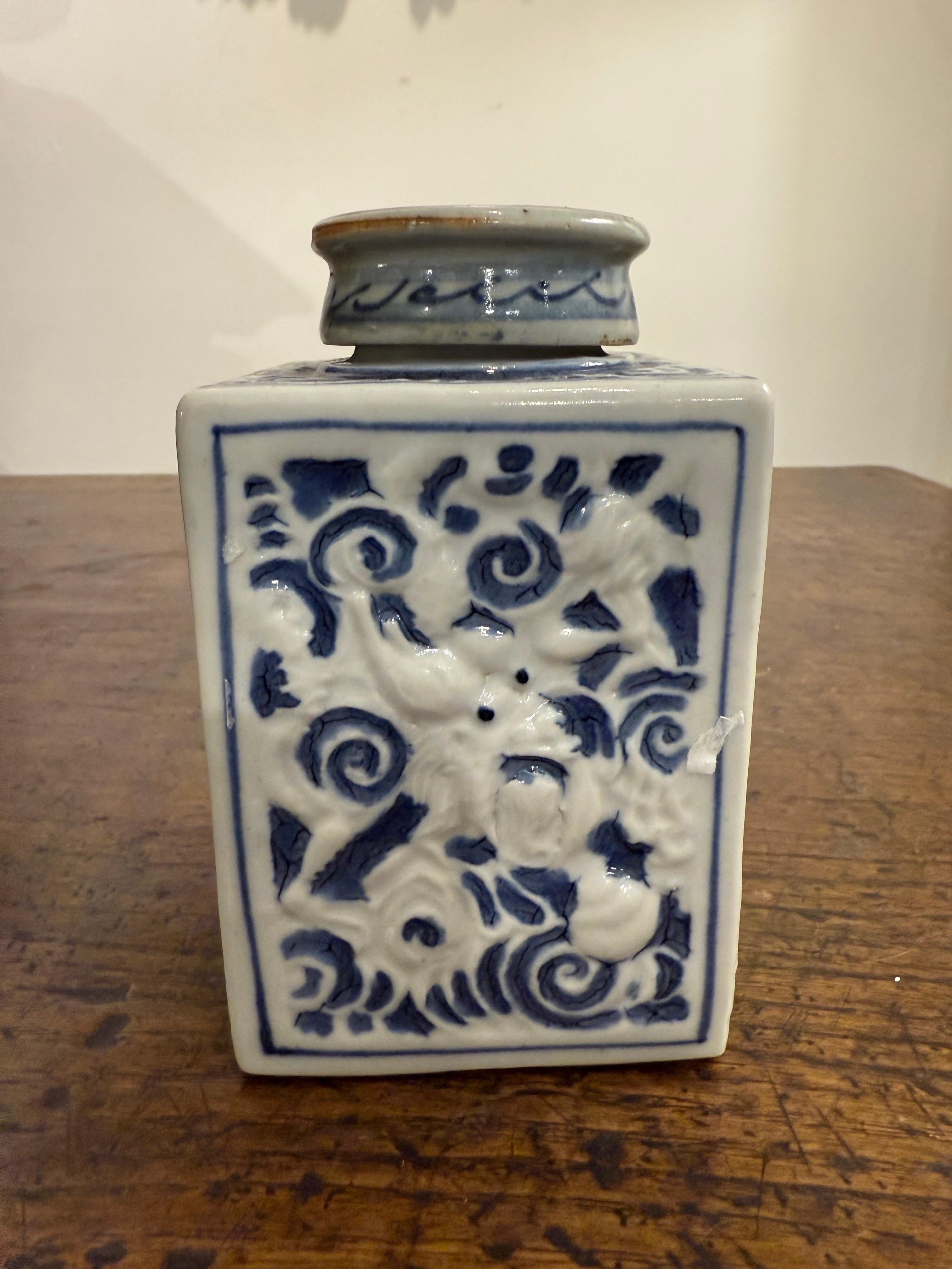 Céramique Boite à thé chinoise en céramique bleue et blanche avec dragon, 18ème siècle en vente
