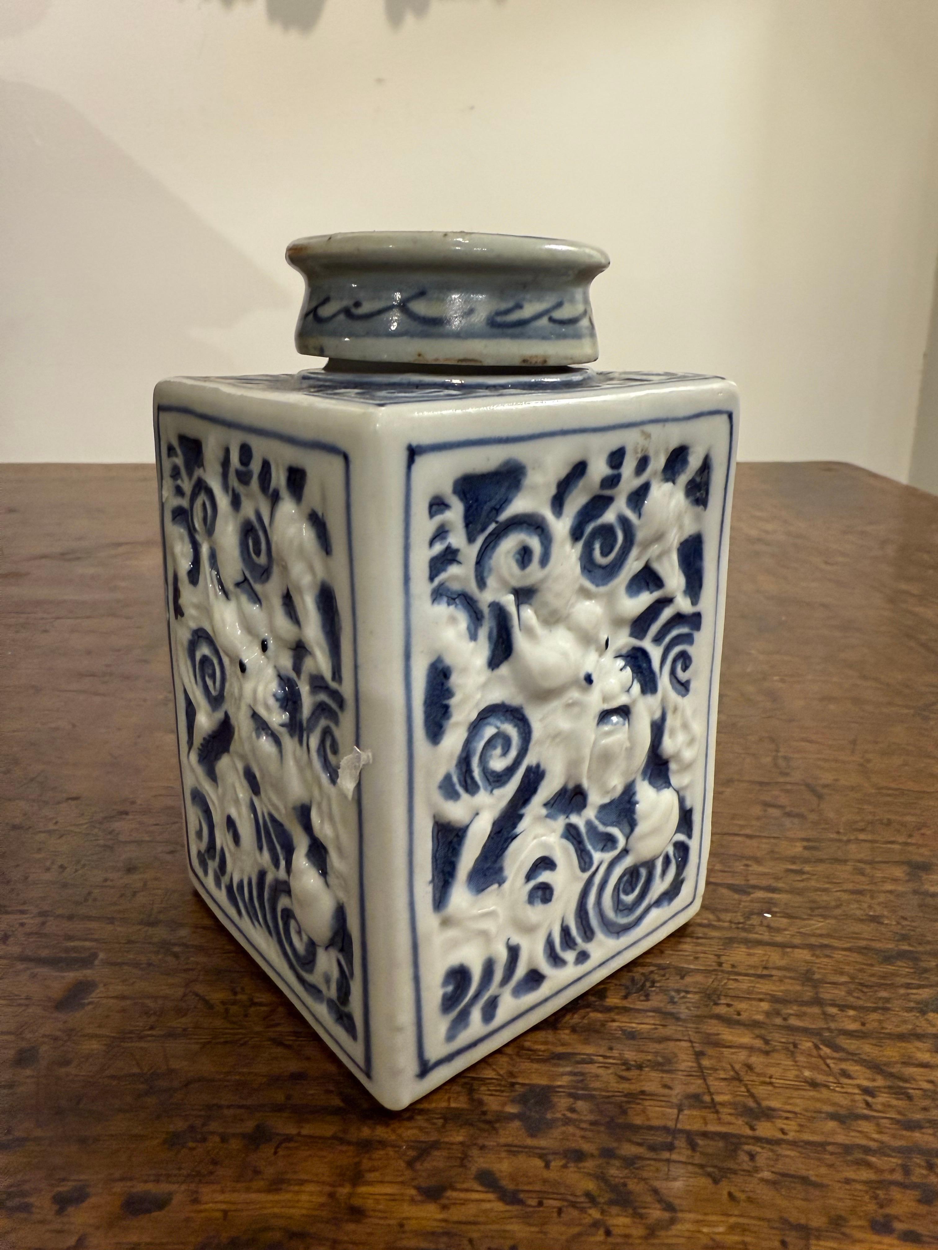 Boite à thé chinoise en céramique bleue et blanche avec dragon, 18ème siècle en vente 1