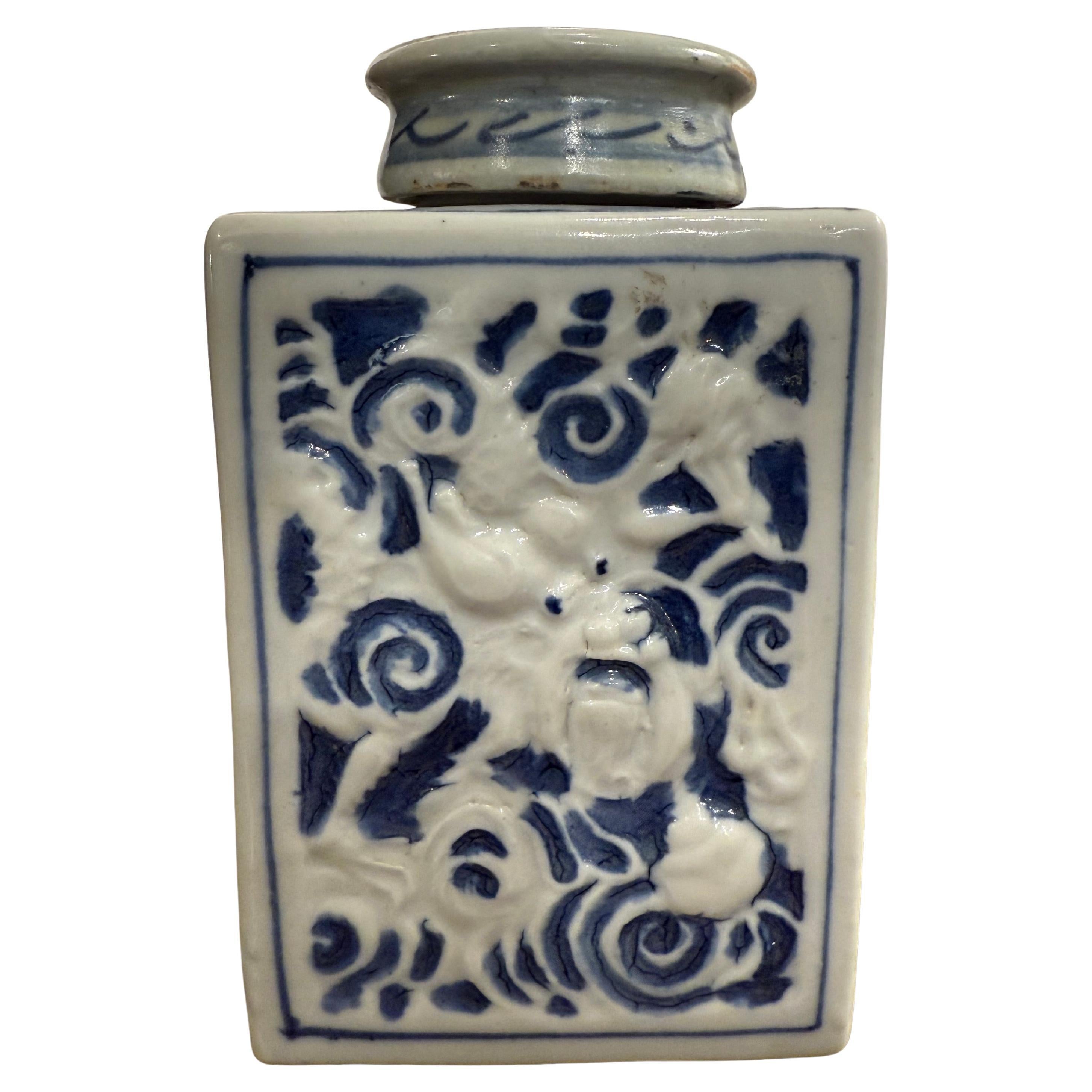 Boite à thé chinoise en céramique bleue et blanche avec dragon, 18ème siècle en vente
