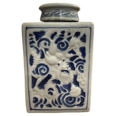 Un porta tè cinese a forma di drago in ceramica bianca e blu, XVIII secolo