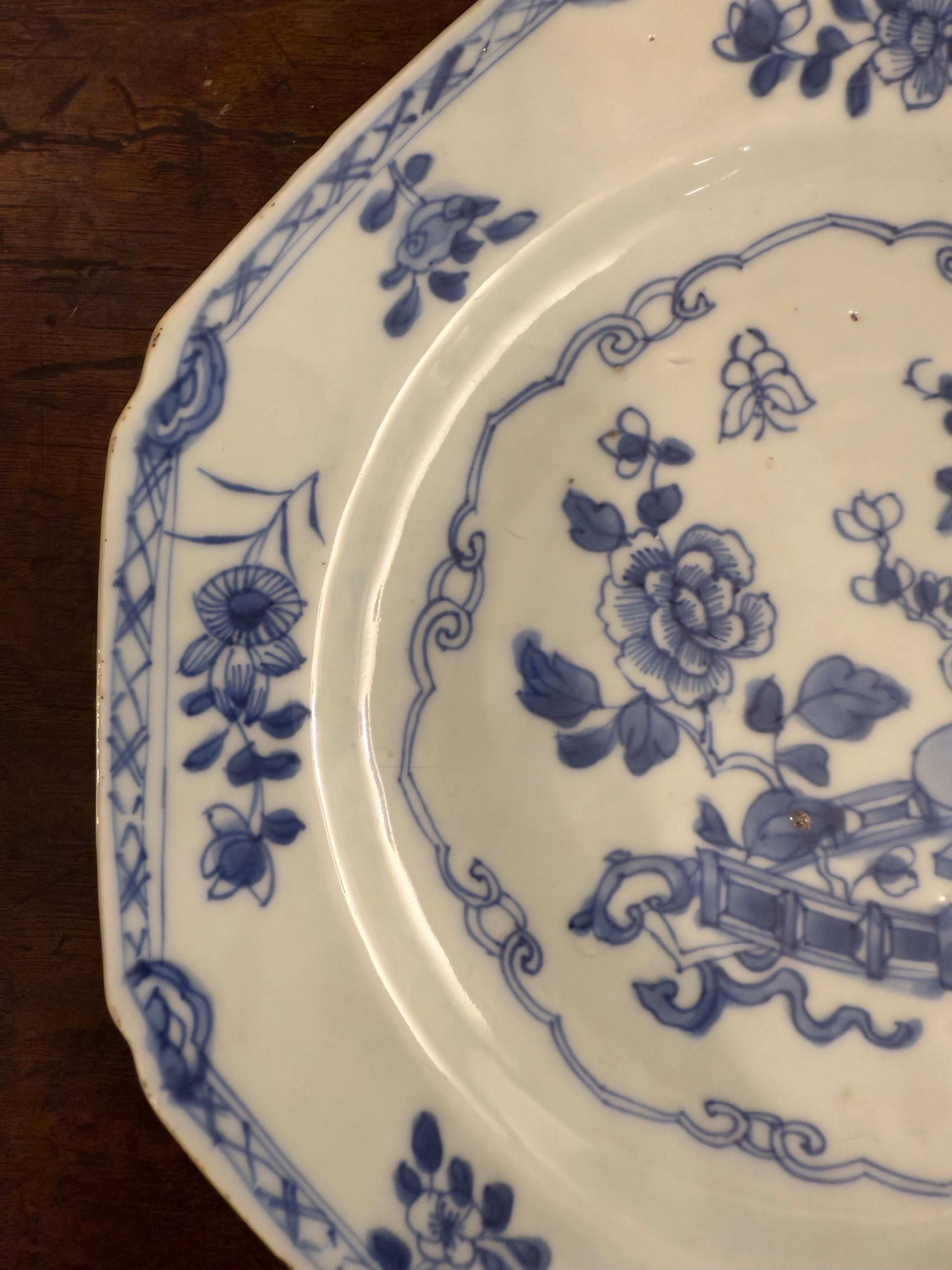 Piatto ottagonale cinese in bianco e blu, XIX secolo in vendita 3