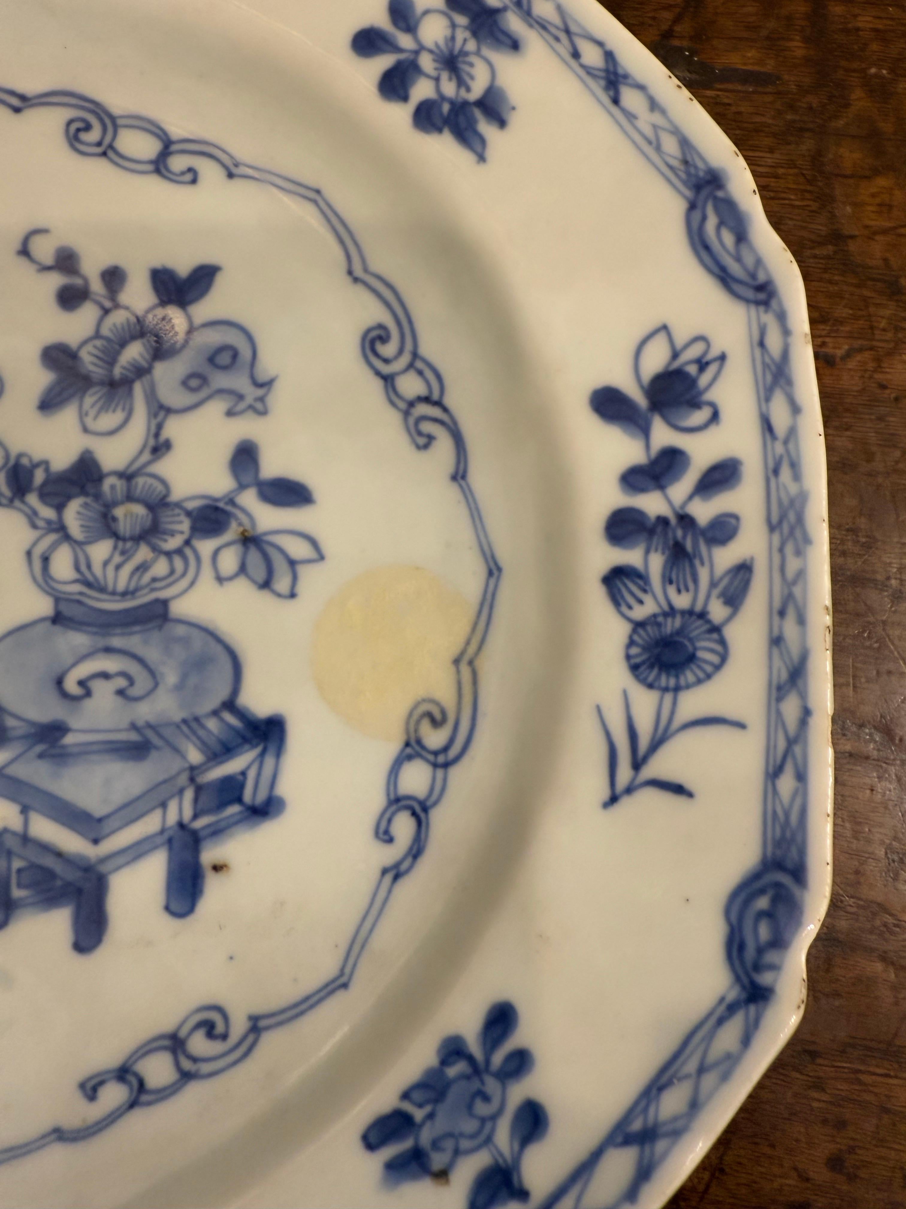 Piatto ottagonale cinese in bianco e blu, XIX secolo in vendita 4