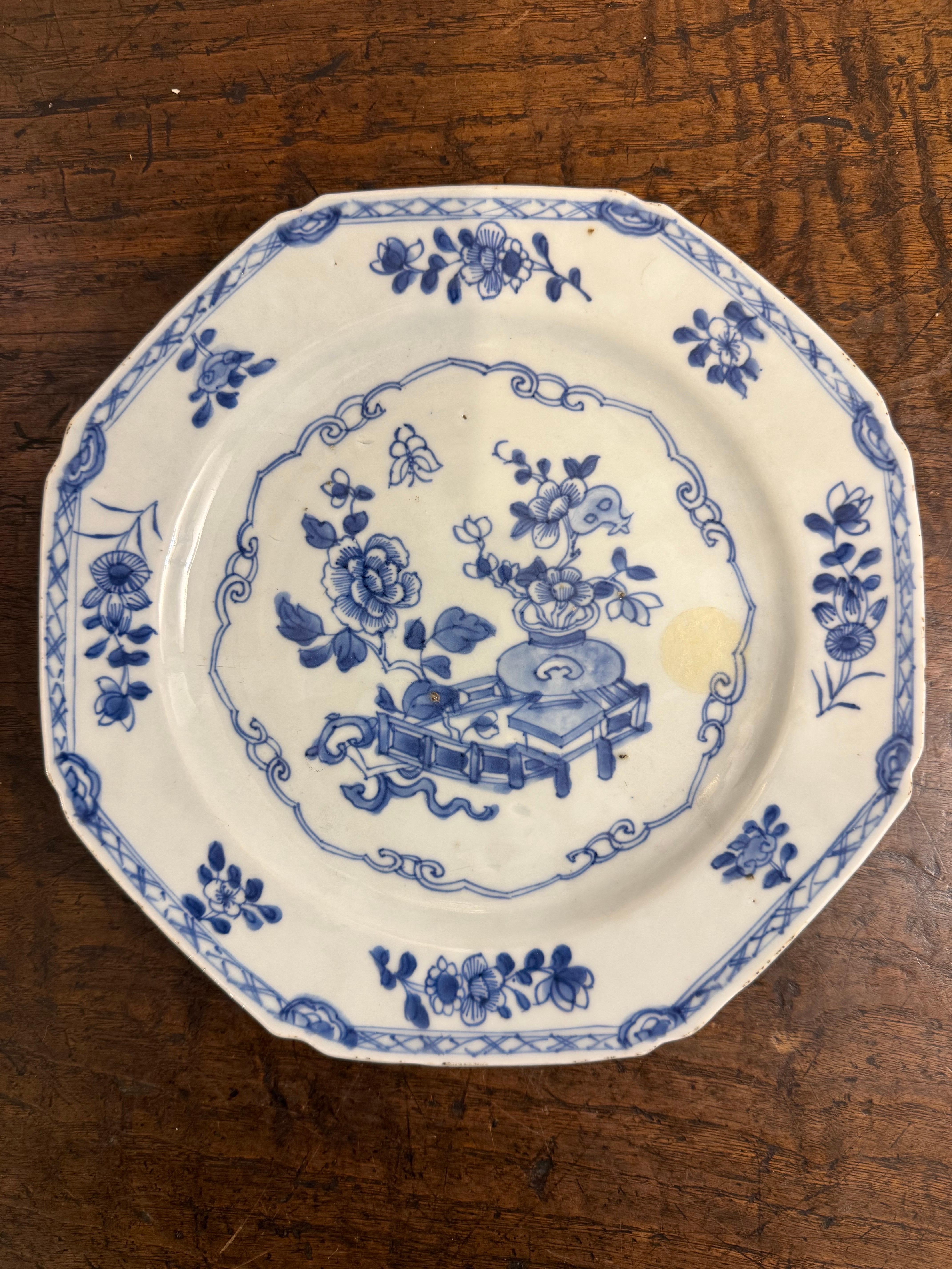 Piatto ottagonale cinese in bianco e blu, XIX secolo

Provenienza: Collezione privata australiana.

Dimensioni:
Altezza: 2 cm.
Larghezza: 22,5 cm.
Profondità: 22,5 cm.