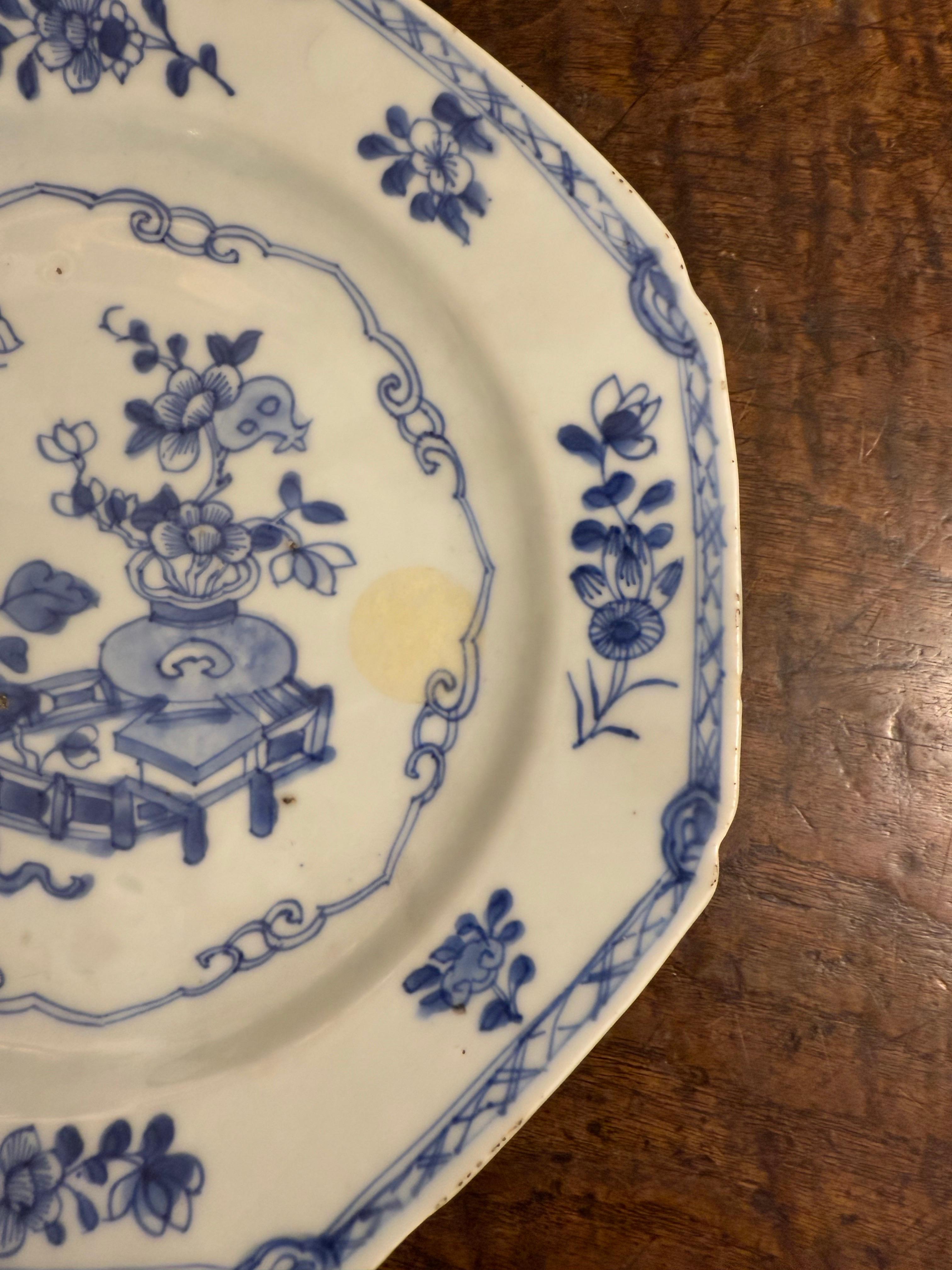 Fatto a mano Piatto ottagonale cinese in bianco e blu, XIX secolo in vendita