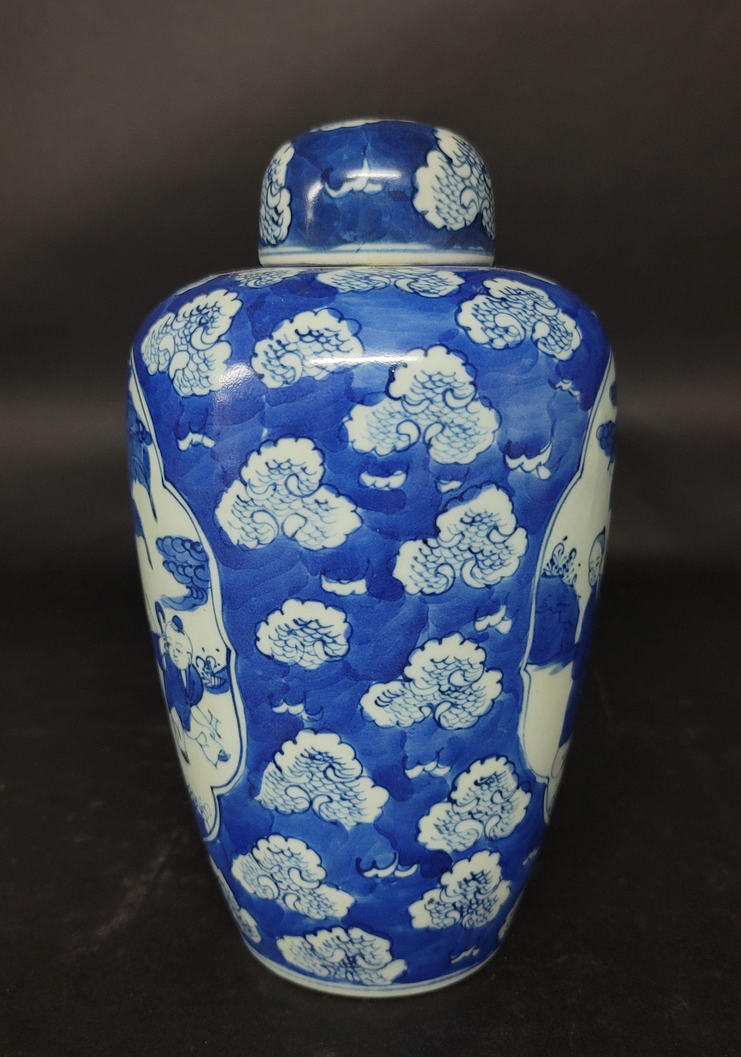 Un vase chinois bleu et blanc à couvercle, avec des motifs de nuages 