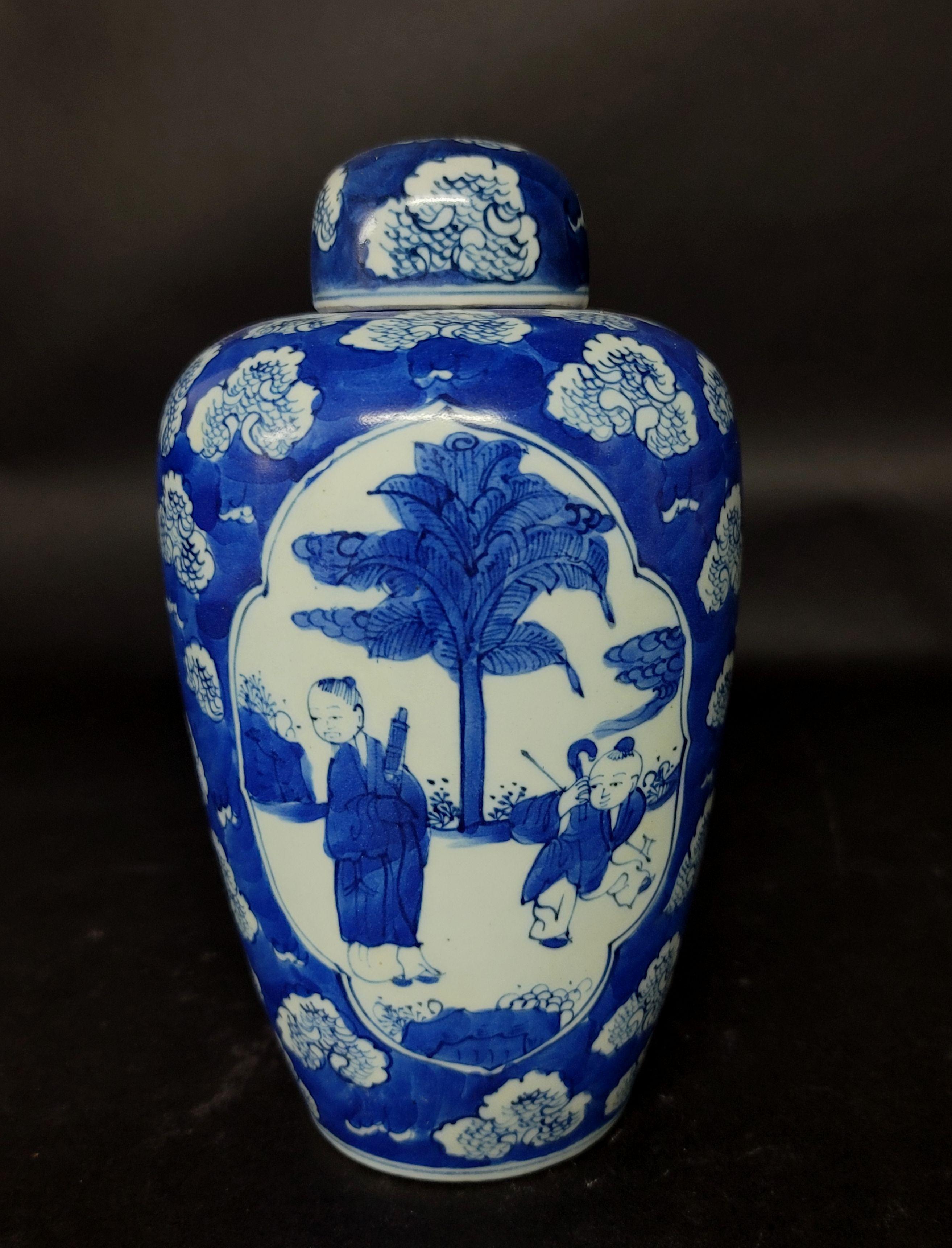 Qing Vase chinois bleu et blanc en vente