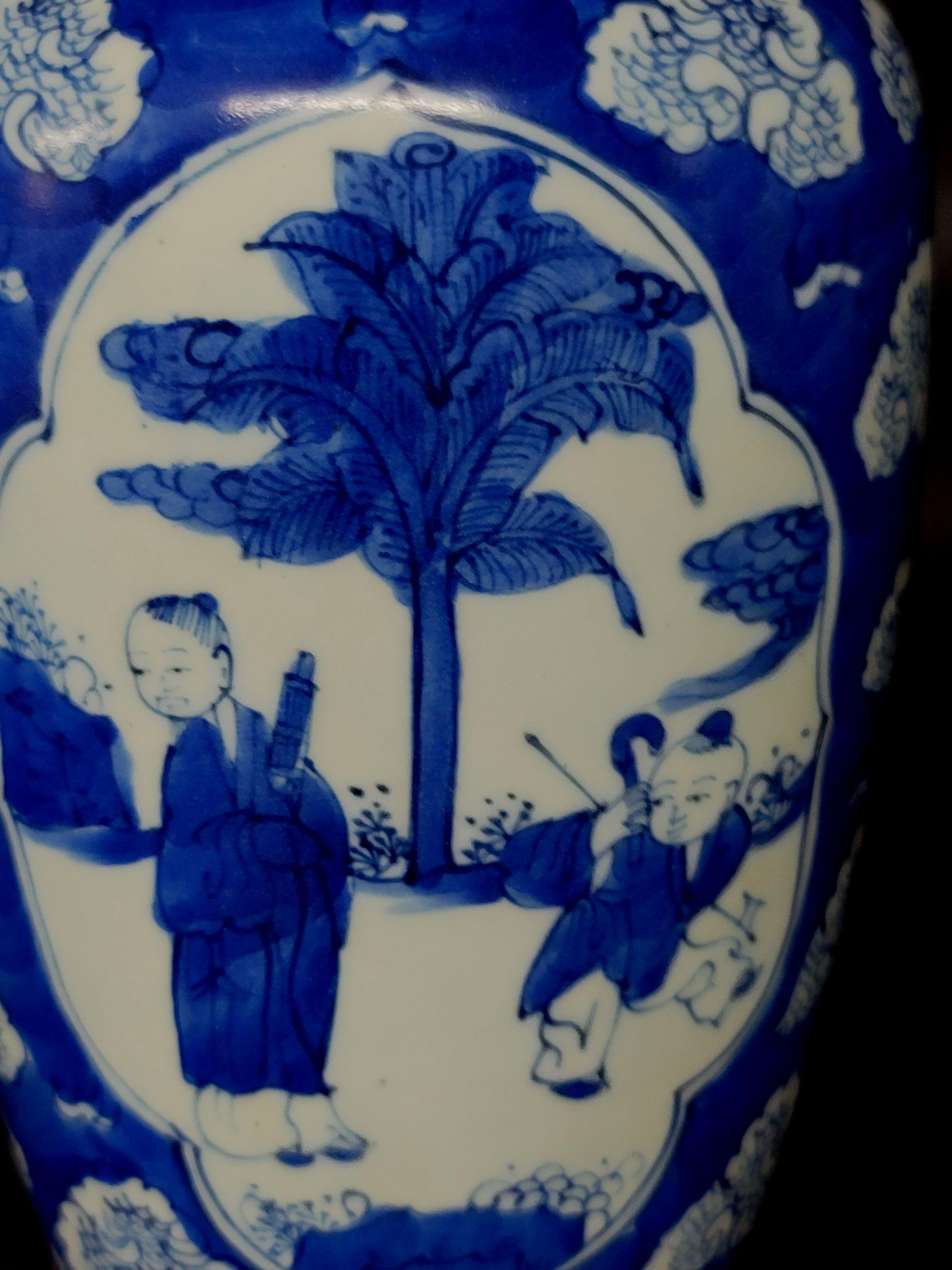 Chinois Vase chinois bleu et blanc en vente