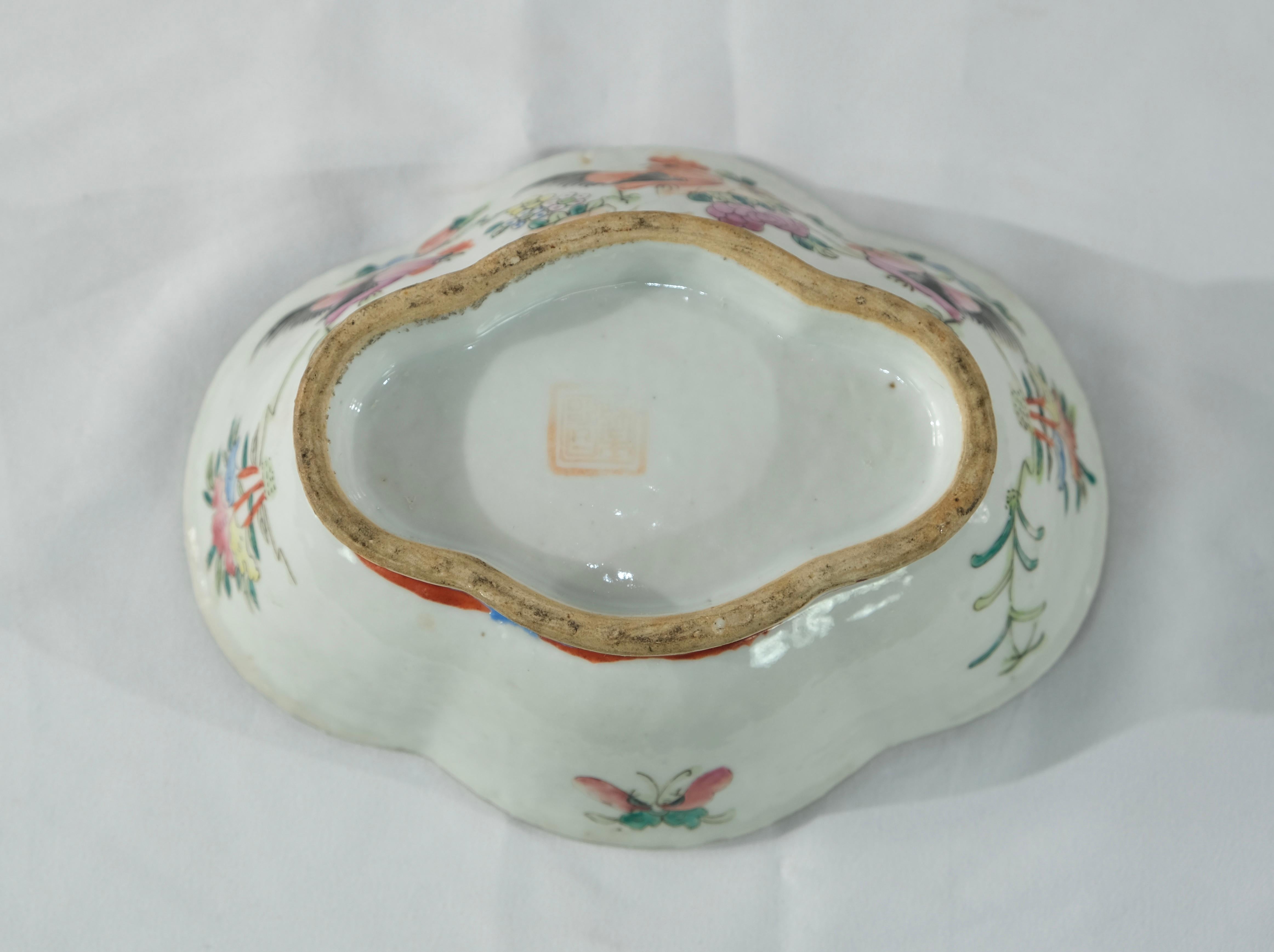 Chinese Bowl, Fa, ille Rose with Motives of Roosters In Good Condition In Stockholm, SE