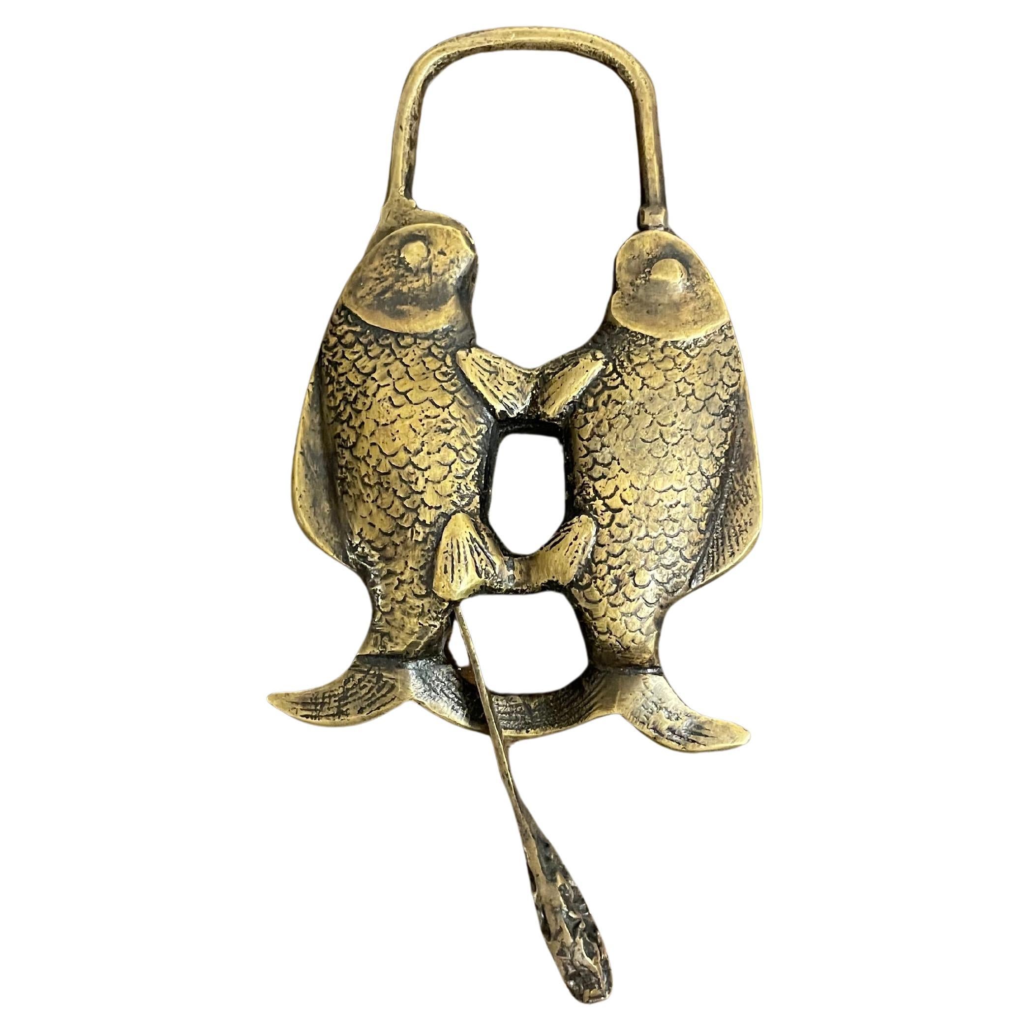 Cerradura china de latón en forma de pez doble con llave, principios del siglo XX