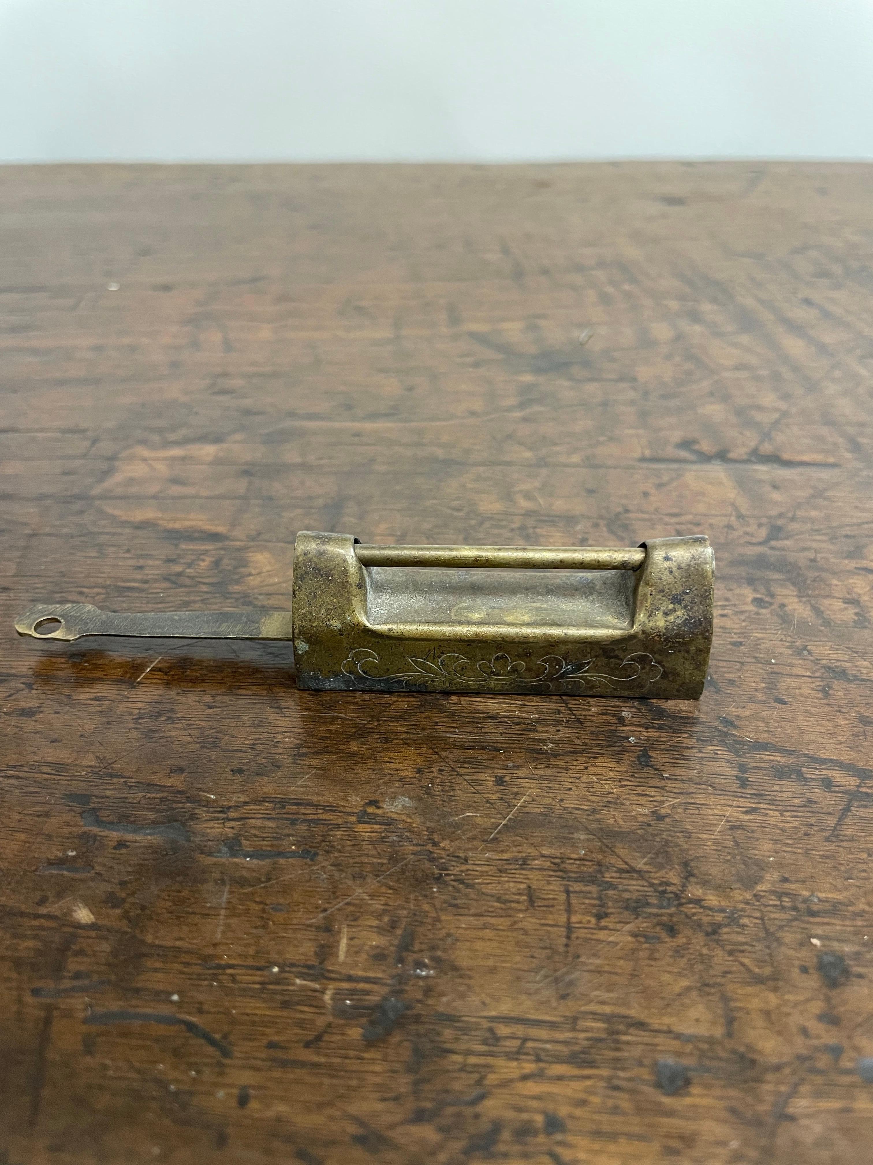 Serratura cinese in ottone inciso con chiave, inizio XX secolo

Provenienza: Collezione privata australiana Acquistata negli anni '80

Dimensioni: Larghezza: 11cm Altezza: 2,5cm Profondità: 1,5cm