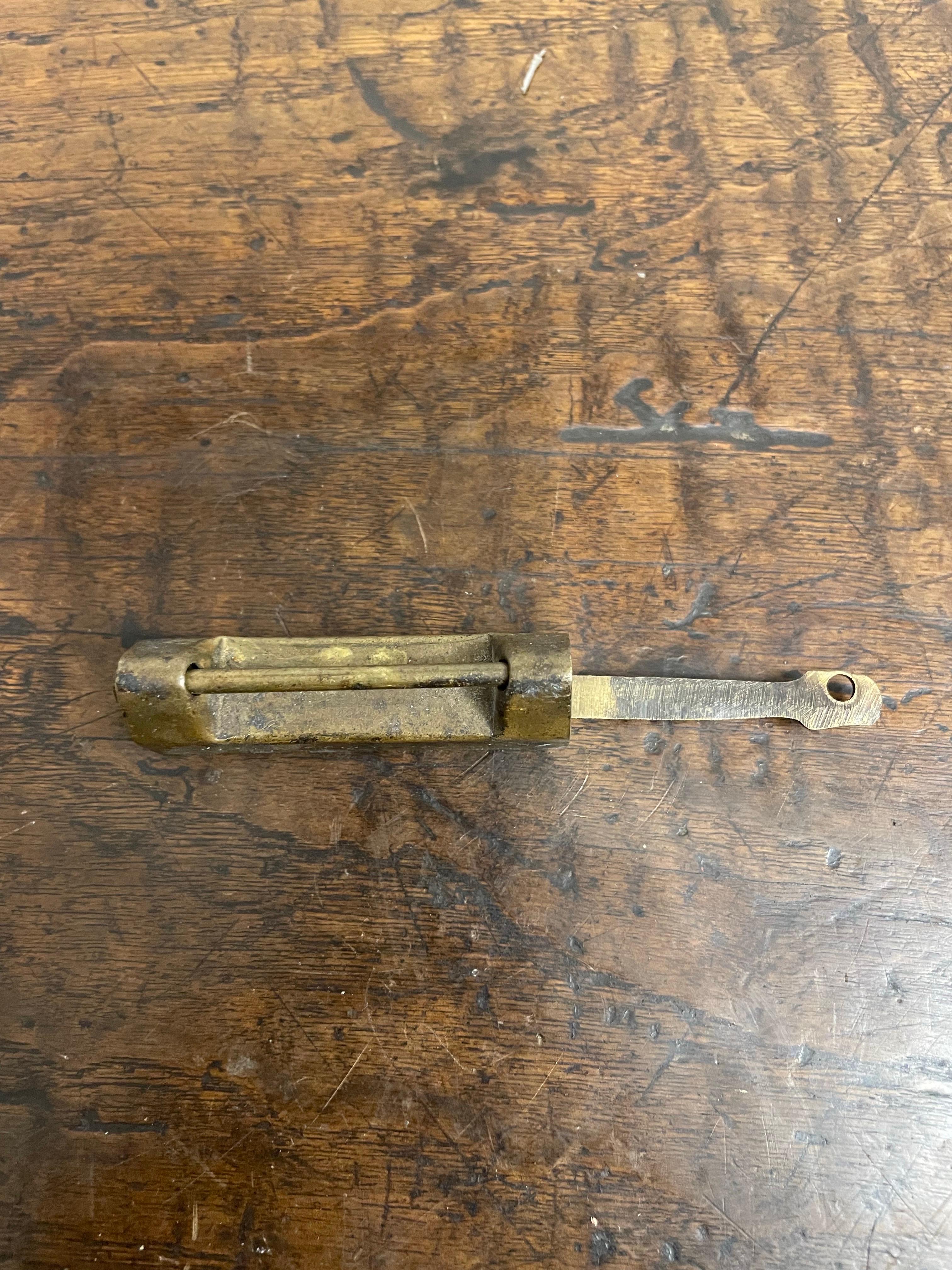 Qing Serratura cinese in ottone inciso con chiave, inizio XX secolo in vendita
