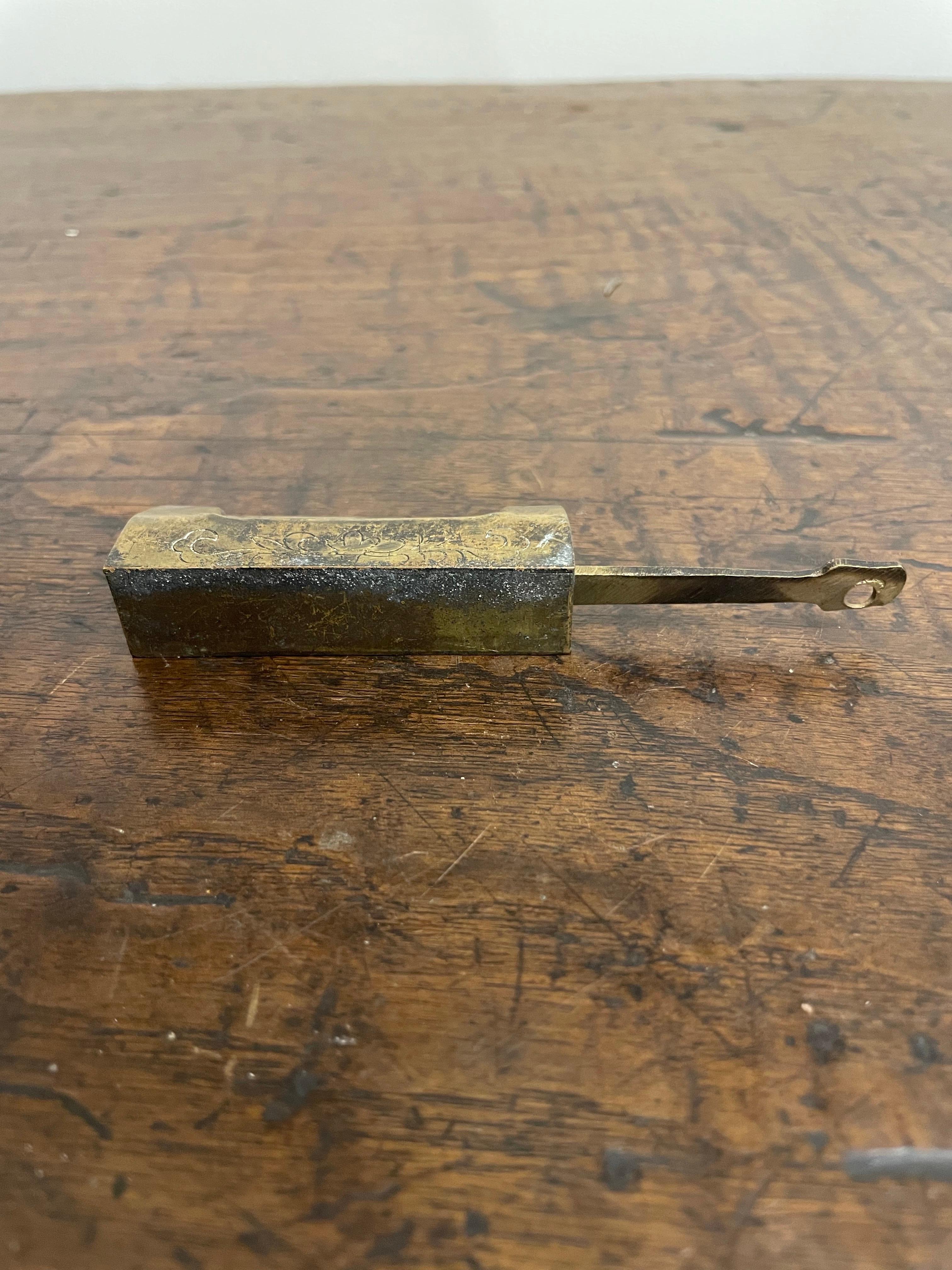 Cinese Serratura cinese in ottone inciso con chiave, inizio XX secolo in vendita