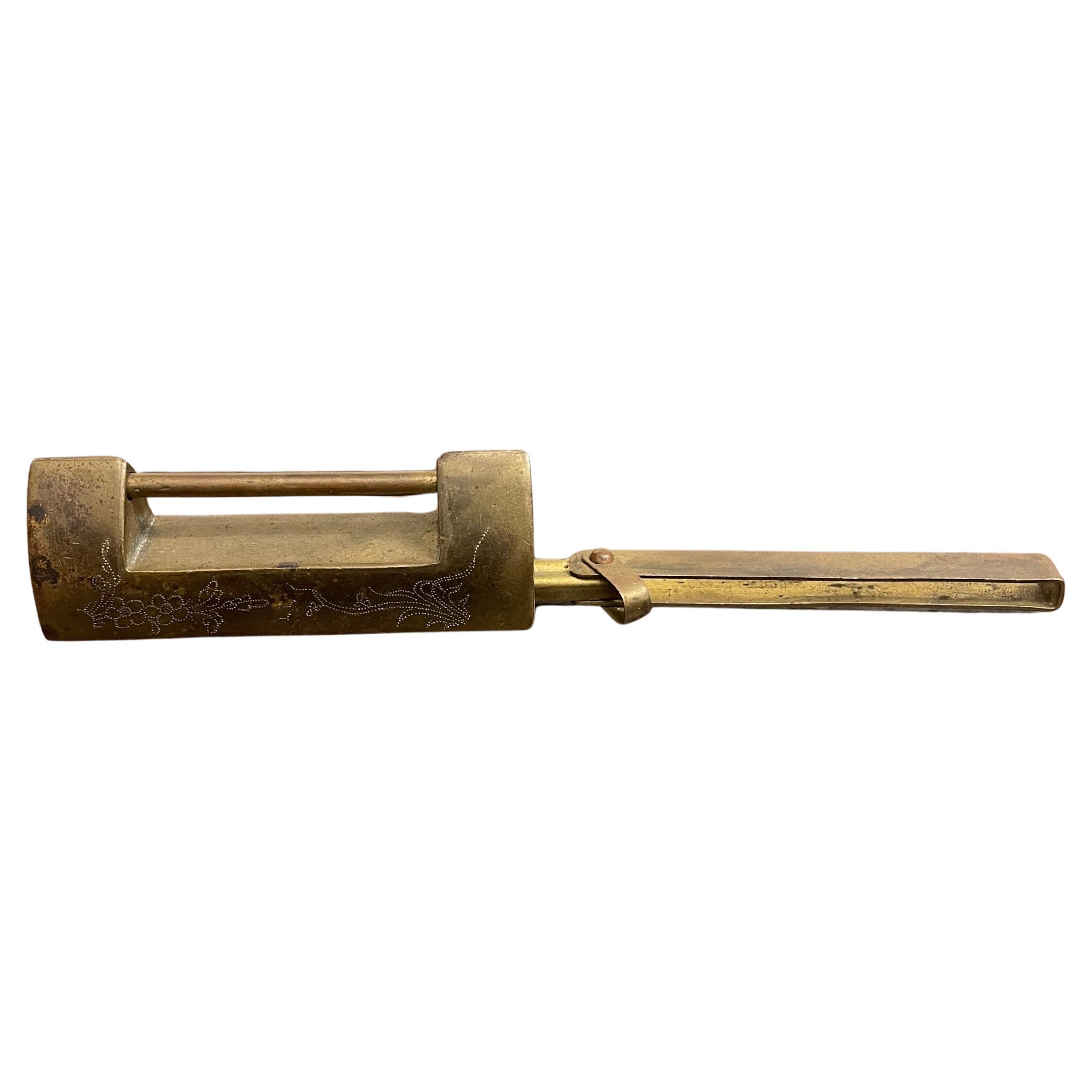 Cerradura china de latón grabado con llave, principios del siglo XX