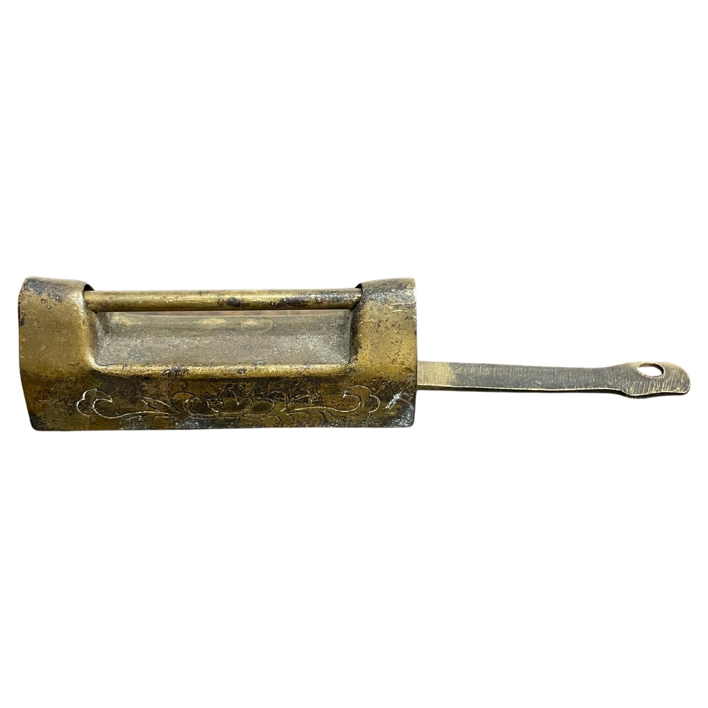 Cerradura china de latón grabado con llave, principios del siglo XX
