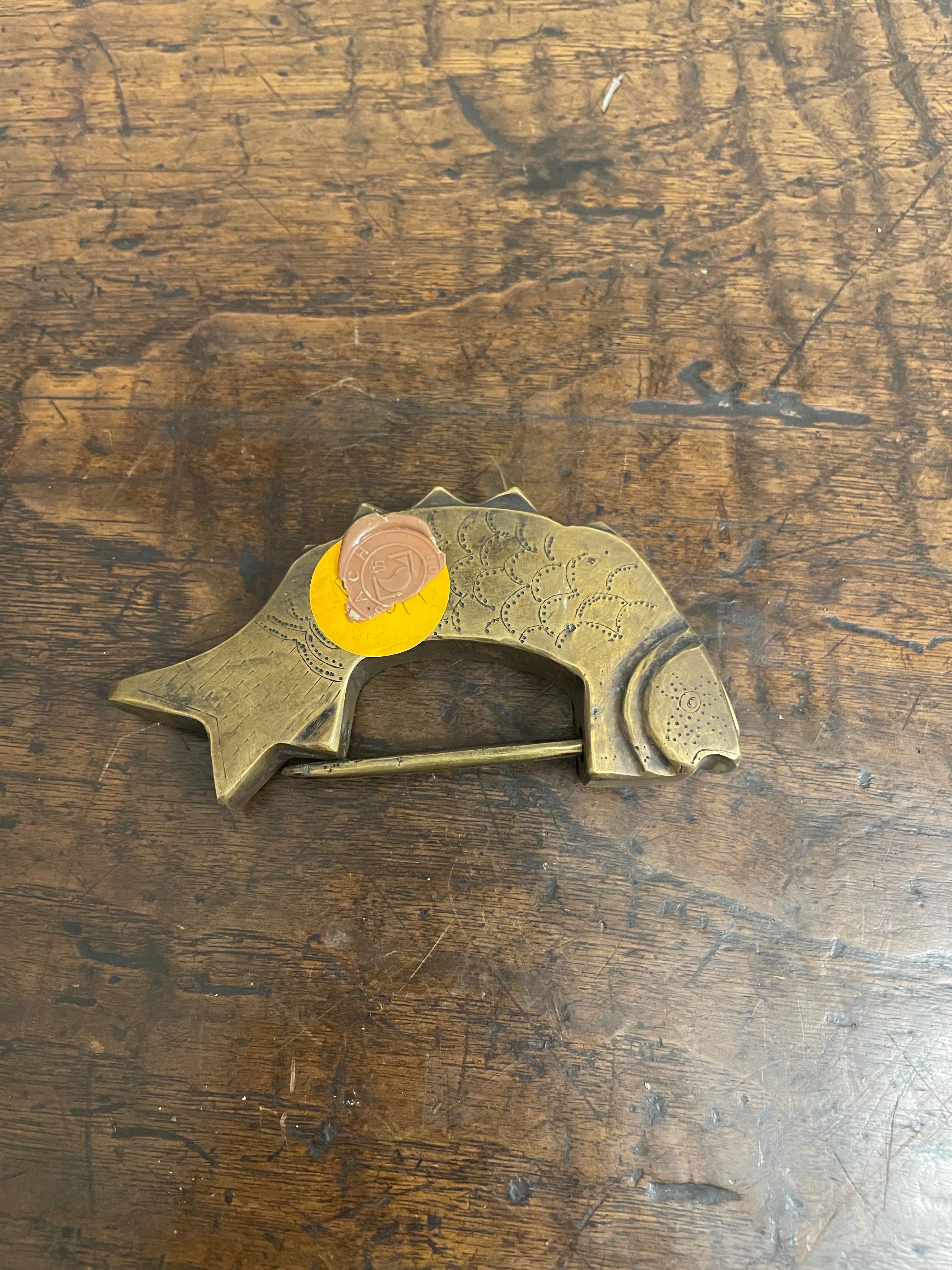 Serratura cinese a forma di pesce in ottone, inizio XX secolo

Provenienza: Collezione privata australiana.

Dimensioni: Lunghezza: 10 cm Altezza: 1,5 cm Profondità: 6 cm.
