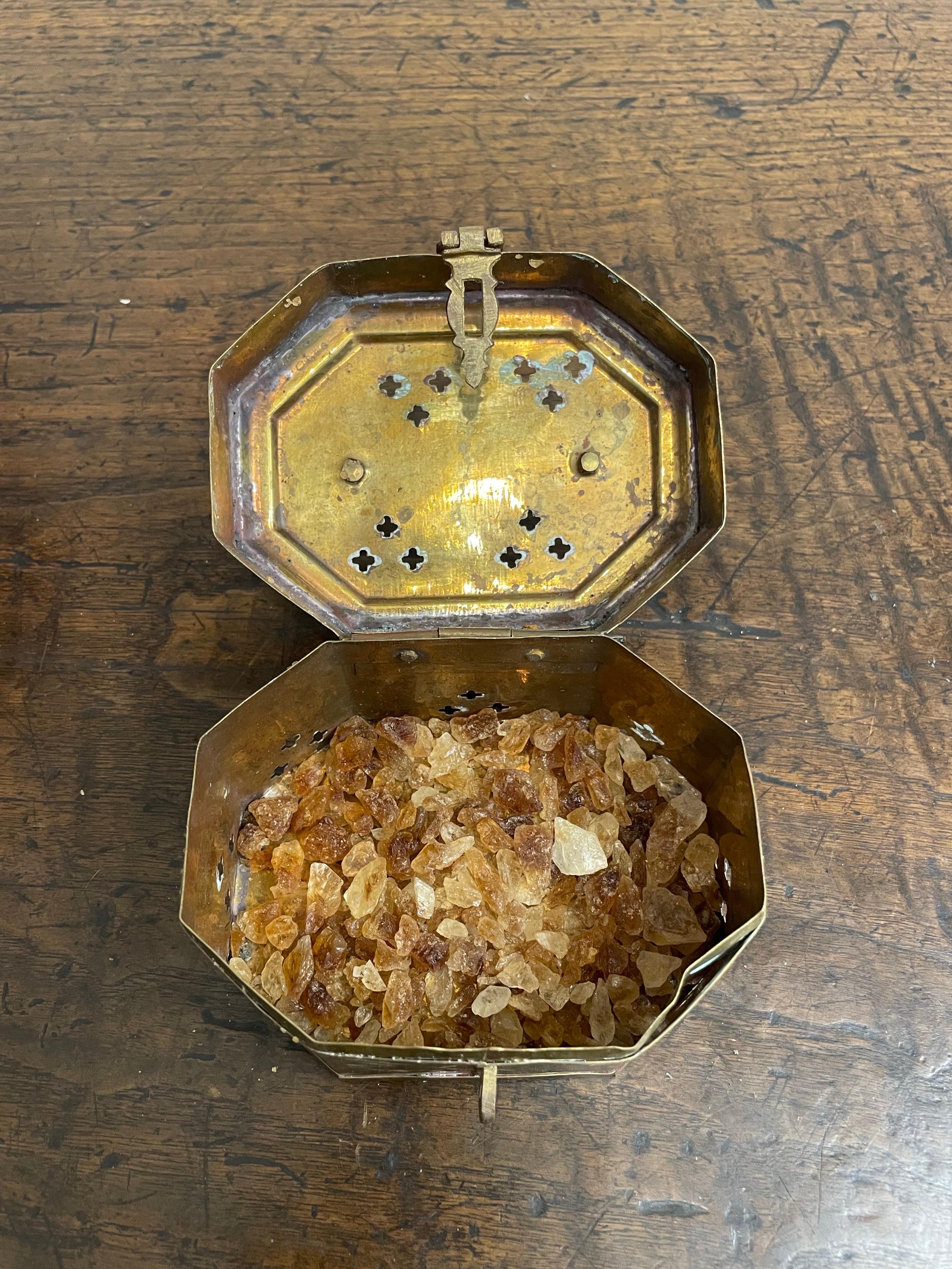 A Chinese Brass Jewellery Lidded Box, Early 20th Century For Sale 1