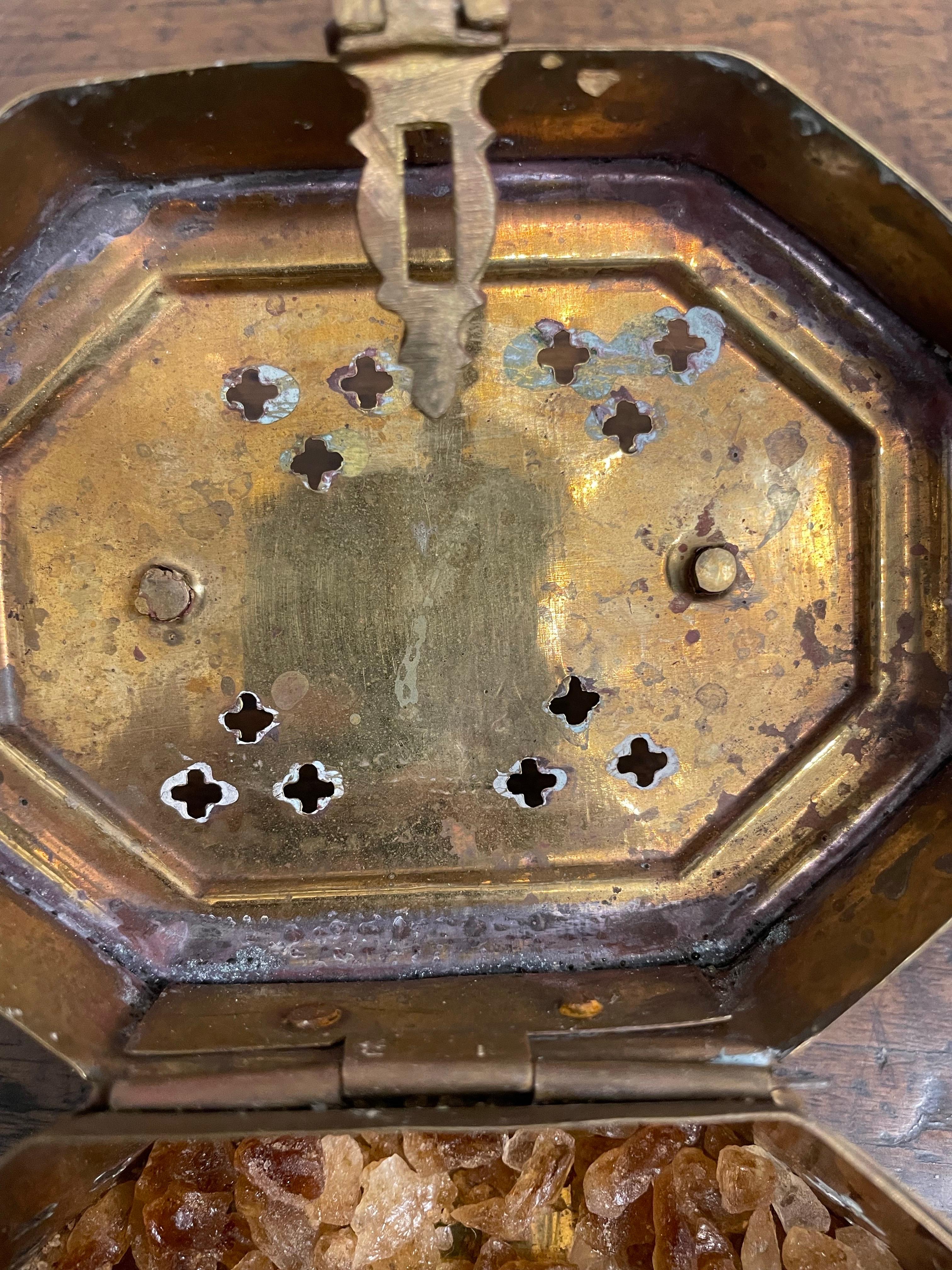 A Chinese Brass Jewellery Lidded Box, Early 20th Century For Sale 2