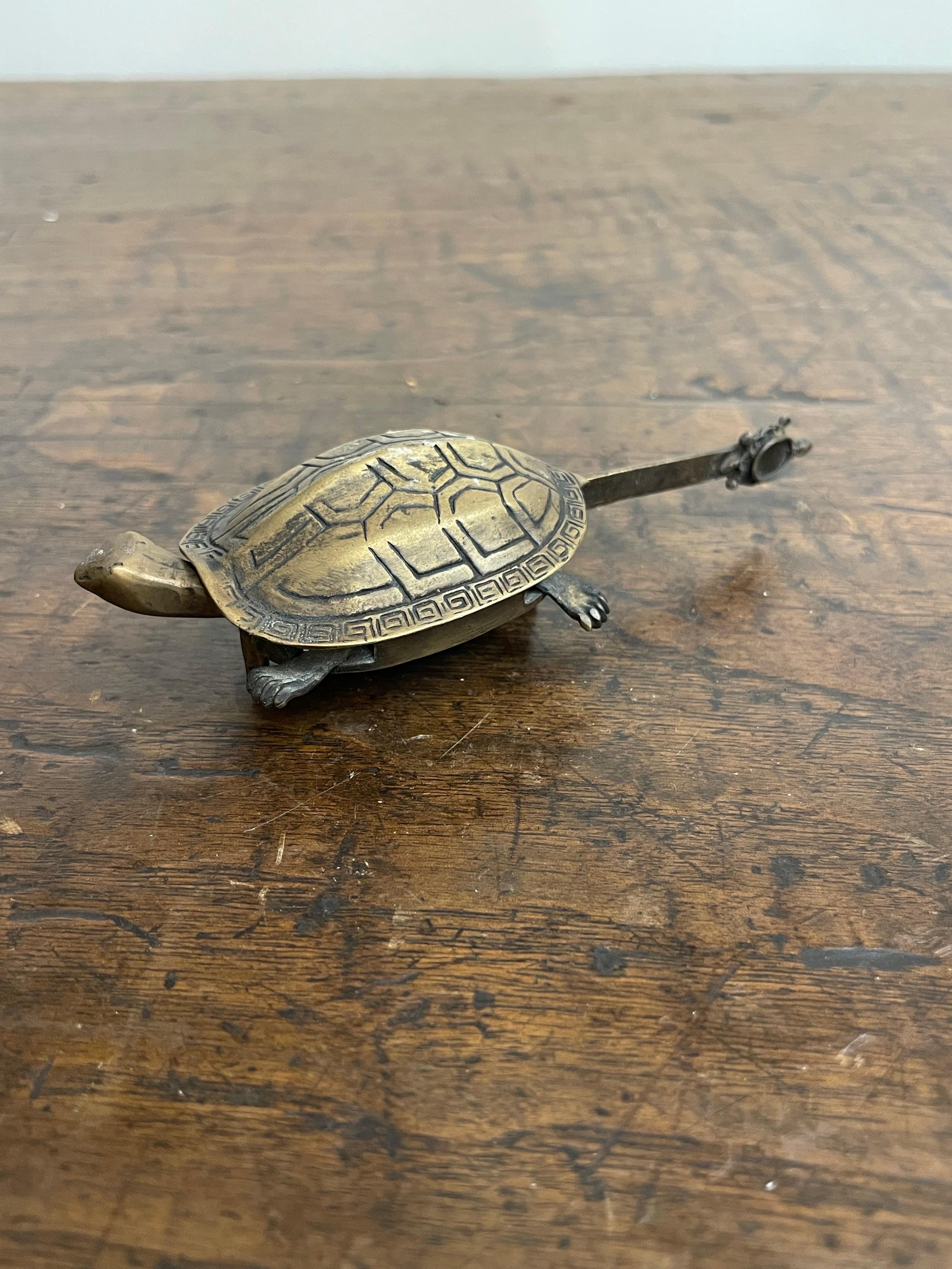 Serratura cinese in ottone a forma di tartaruga, inizio XX secolo

La serratura ha la forma di una tartaruga con zampe mobili; il meccanismo della serratura sottostante funziona per mezzo di un'asta ornata da un'altra tartaruga.

Provenienza: