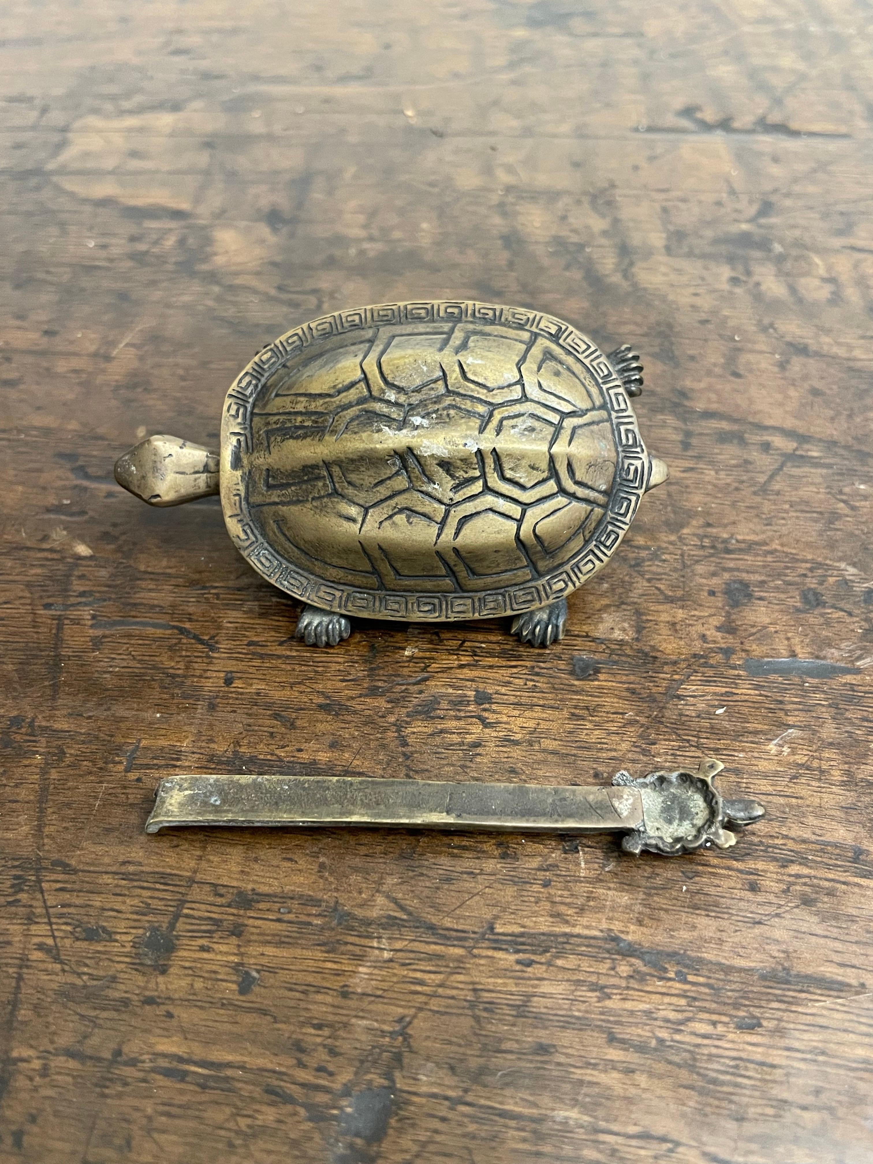 Ottone Serratura cinese in ottone a forma di tartaruga, inizio XX secolo in vendita