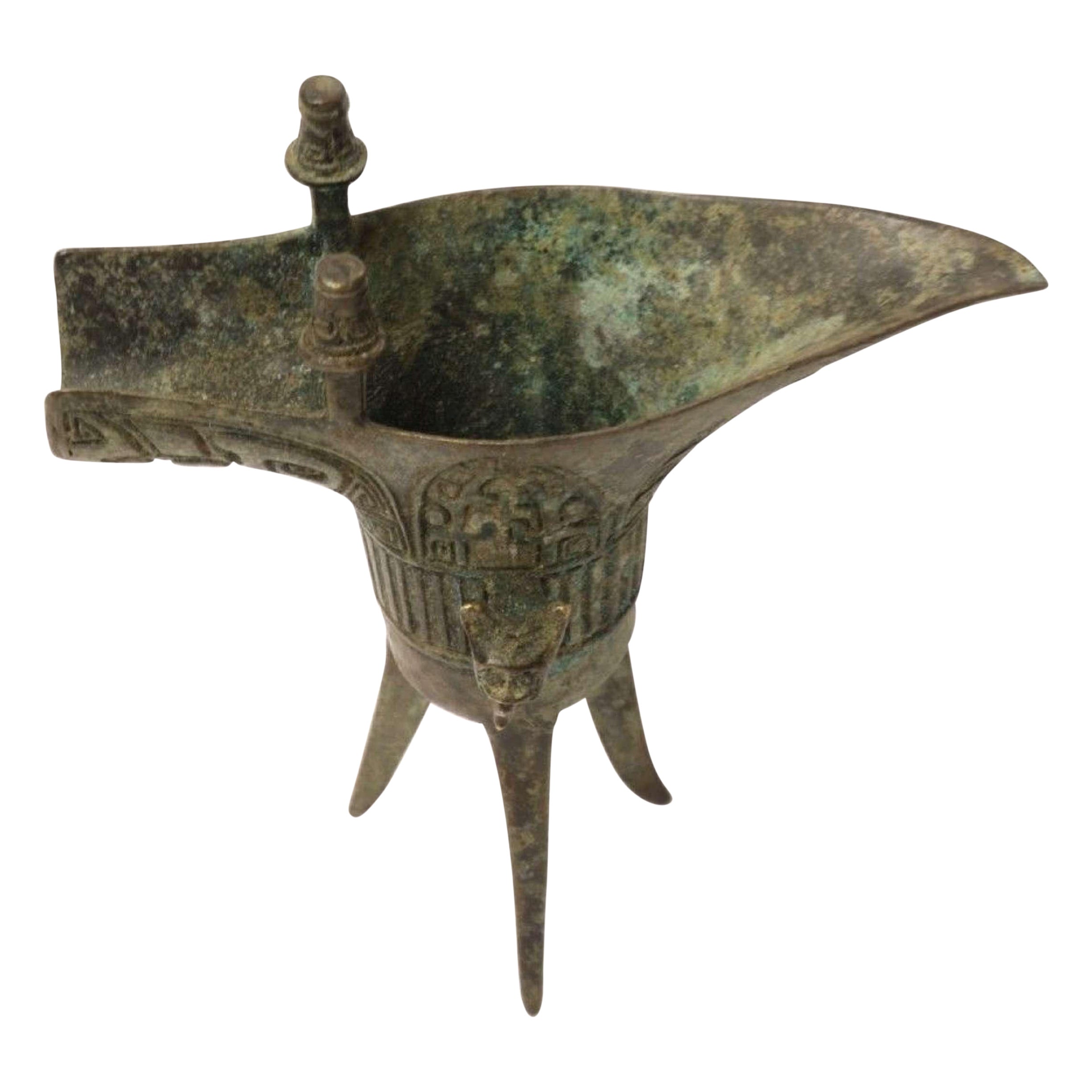 A  Vaso rituale Jue arcaico cinese in bronzo o recipiente per versare, XIX secolo