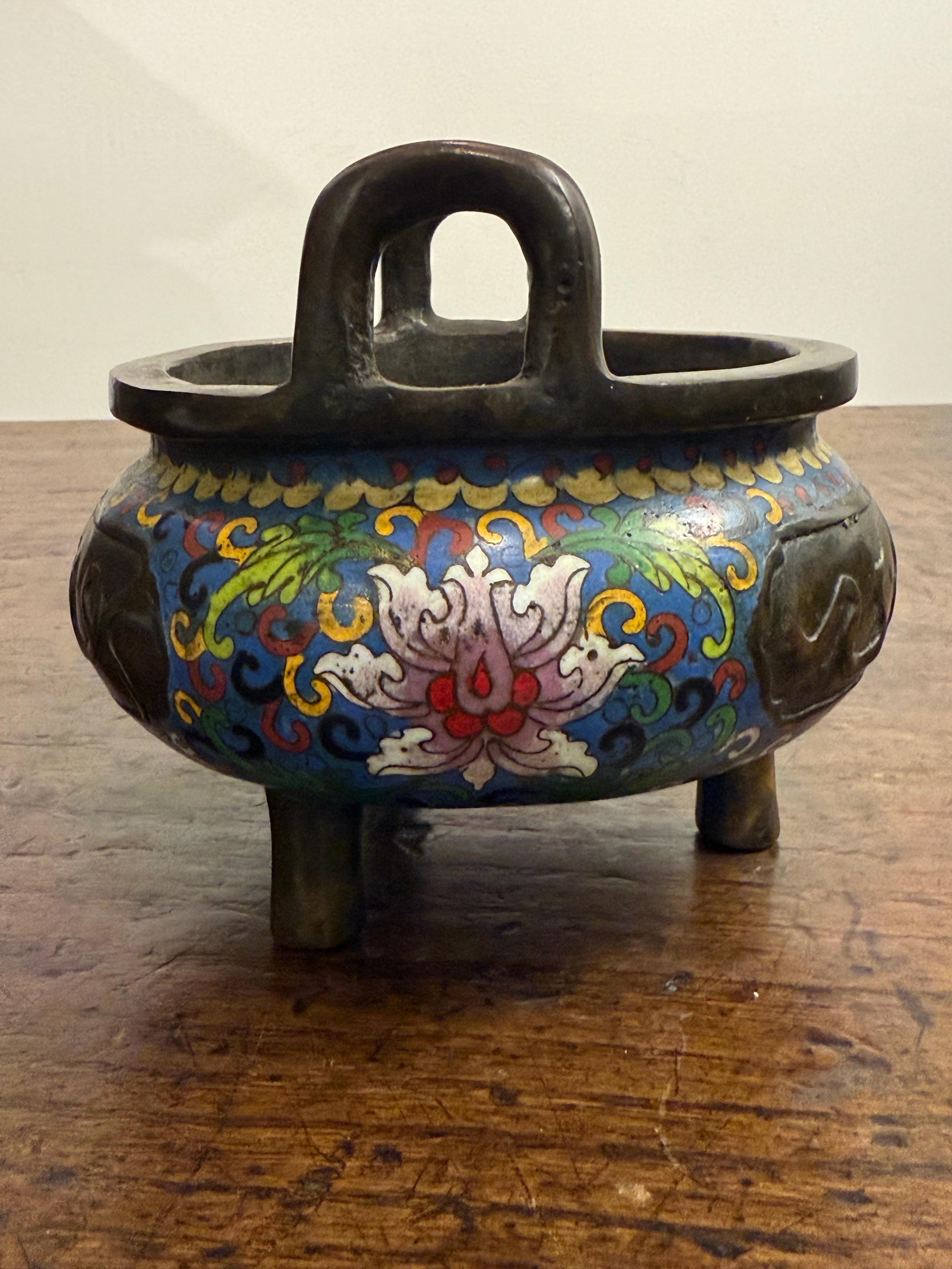 Bruciaincenso cinese in bronzo con smalto cloisonné, XIX secolo

Descrizione:
Questo incensiere si caratterizza per la sua forma a treppiede, che poggia su tre gambe, con colori smaltati vivaci e una patina naturale che ne esalta l'età. La