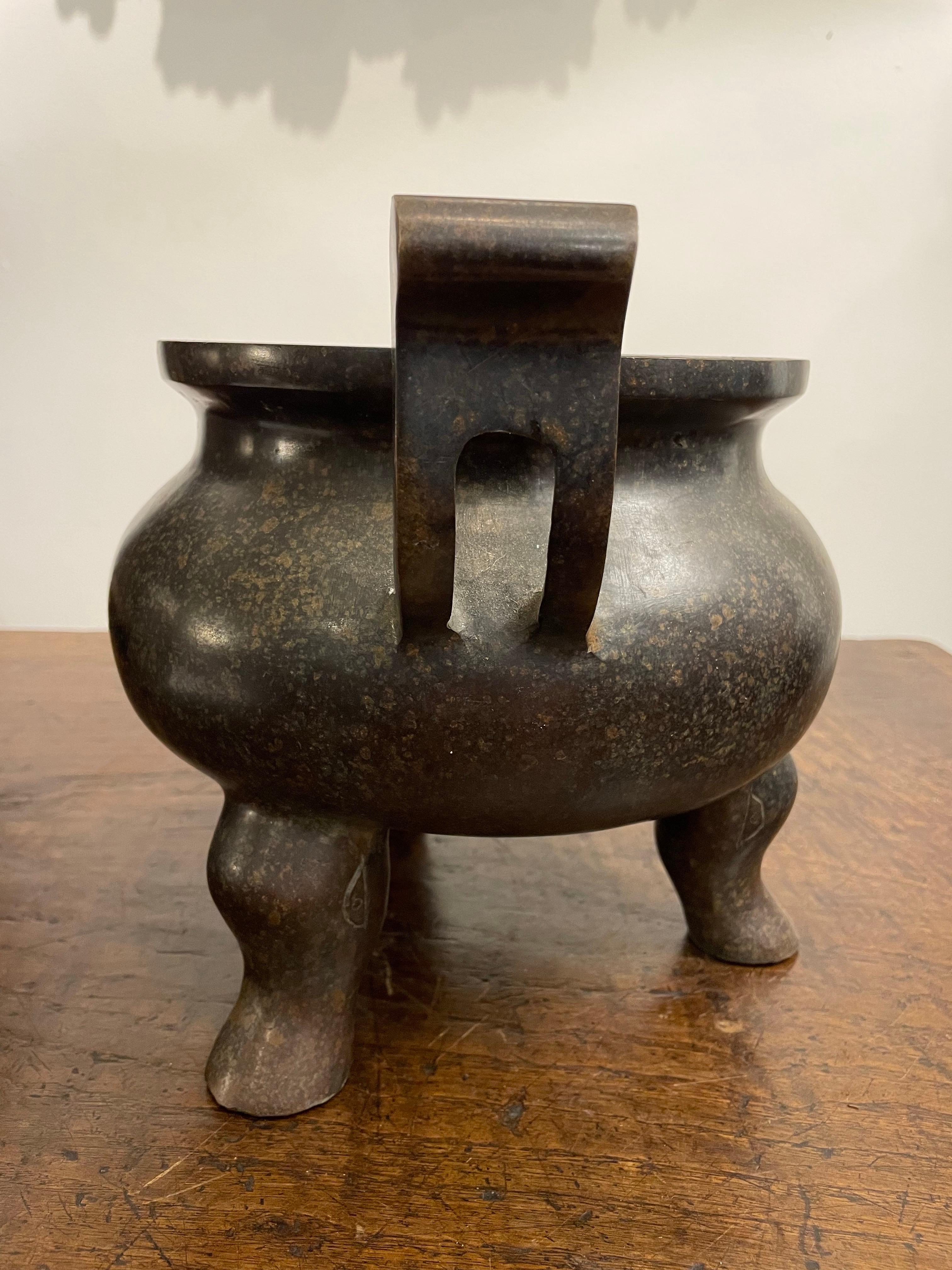 Qing Un incensiere cinese a treppiede in bronzo con manici con marchio Ming Xuande, XIX secolo in vendita