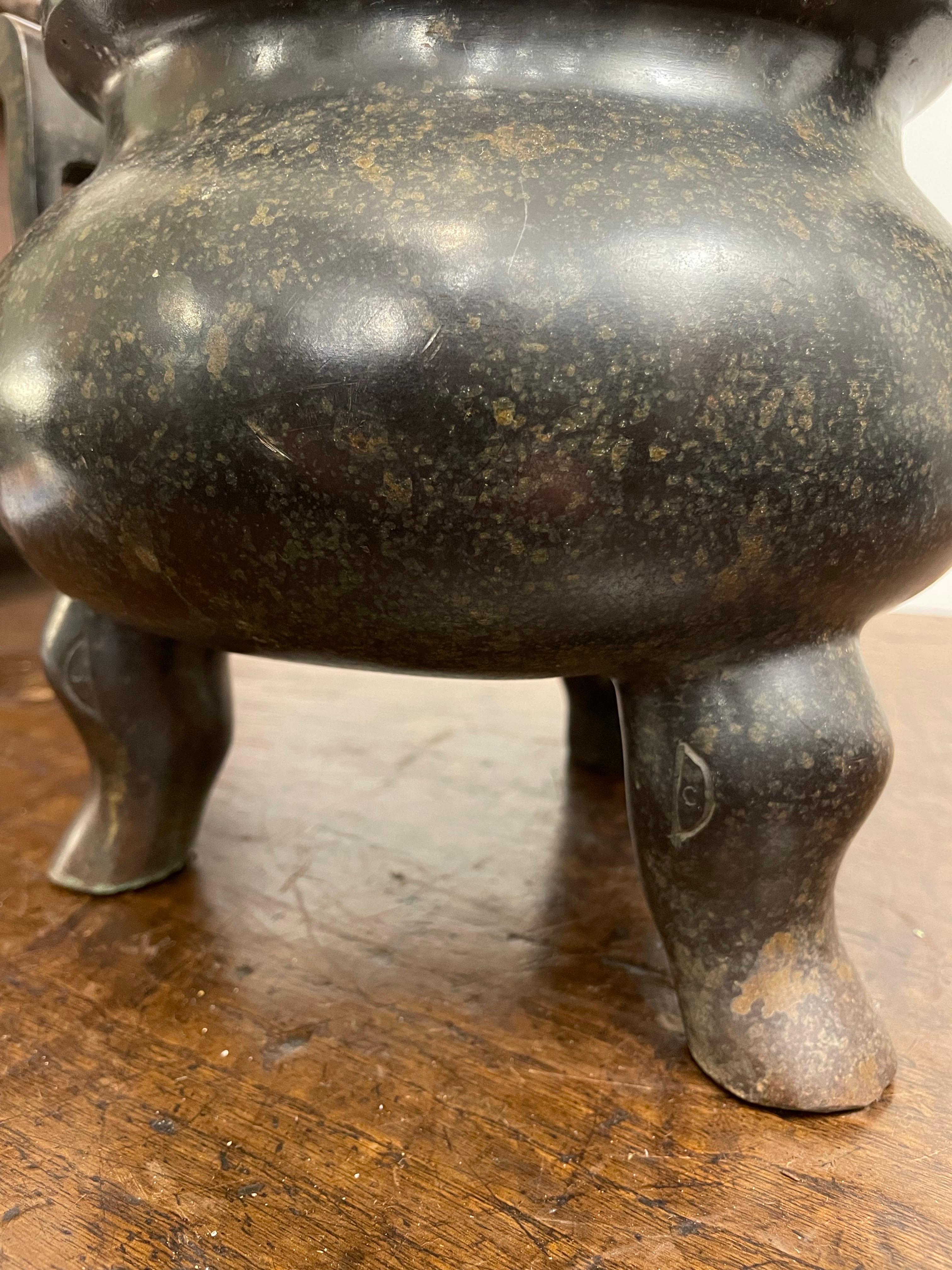 Cinese Un incensiere cinese a treppiede in bronzo con manici con marchio Ming Xuande, XIX secolo in vendita