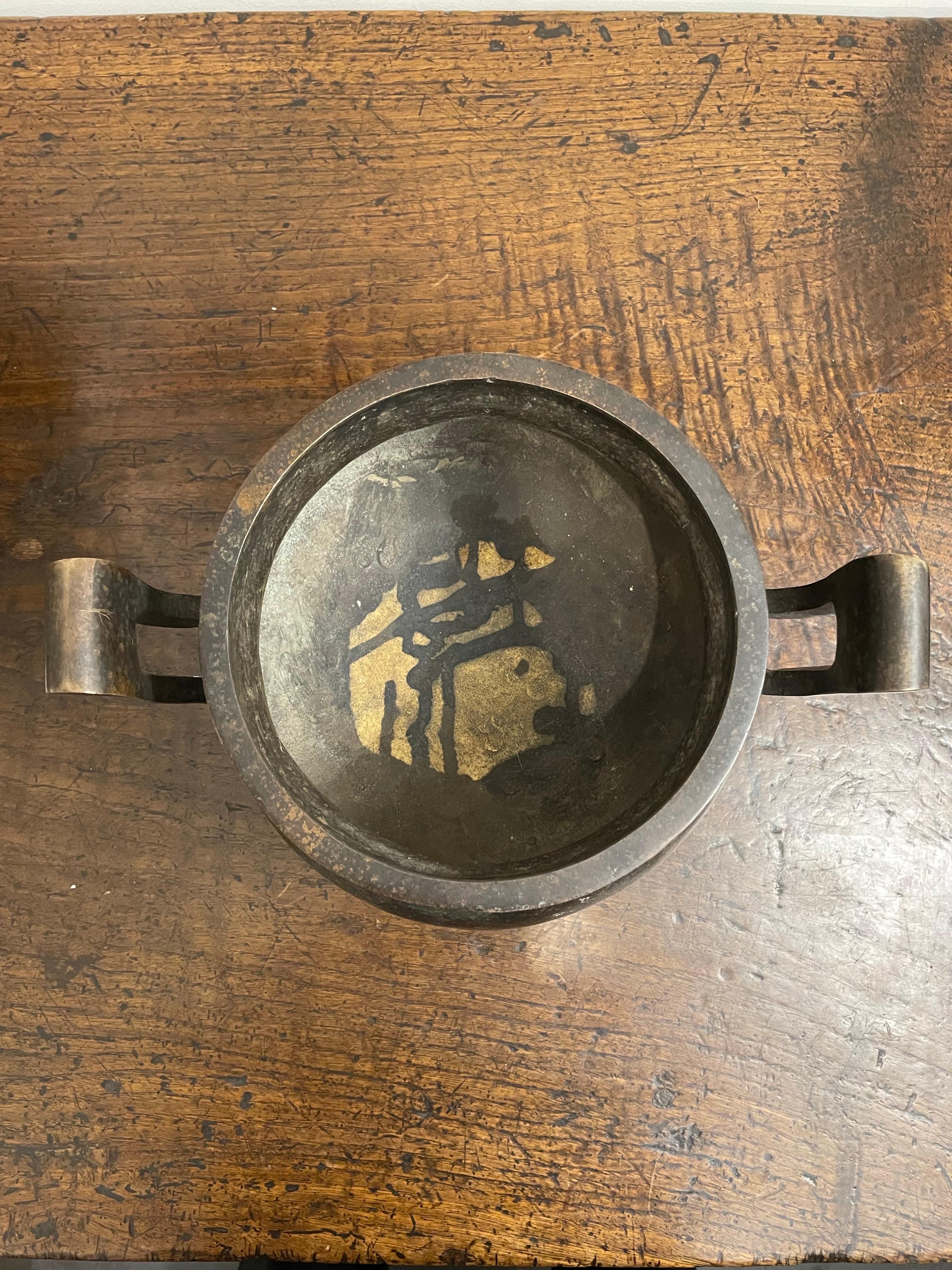Calco Un incensiere cinese a treppiede in bronzo con manici con marchio Ming Xuande, XIX secolo in vendita