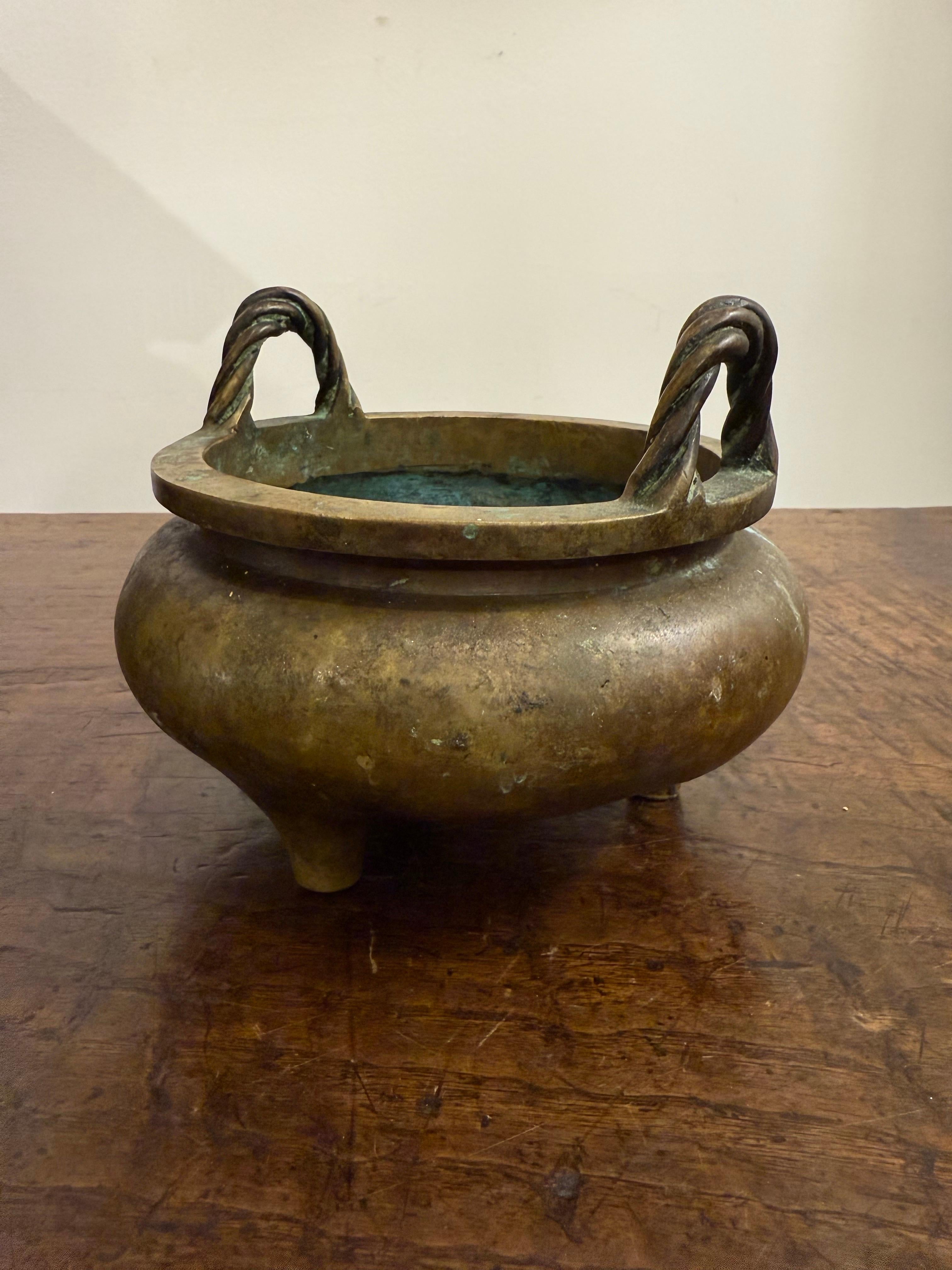 Qing Incensiere tripode cinese in bronzo con marchio, XIX secolo in vendita