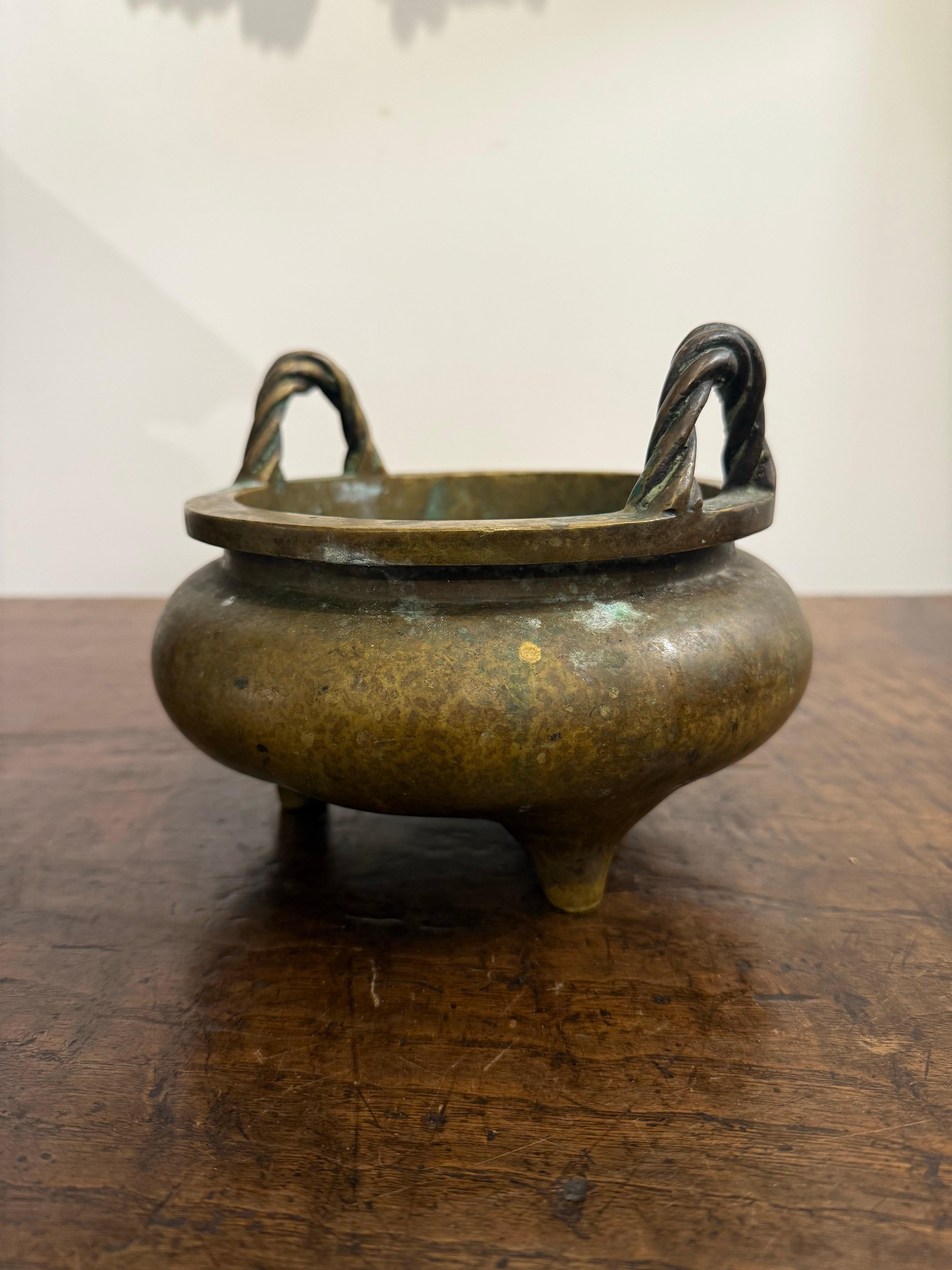 Bronzo Incensiere tripode cinese in bronzo con marchio, XIX secolo in vendita