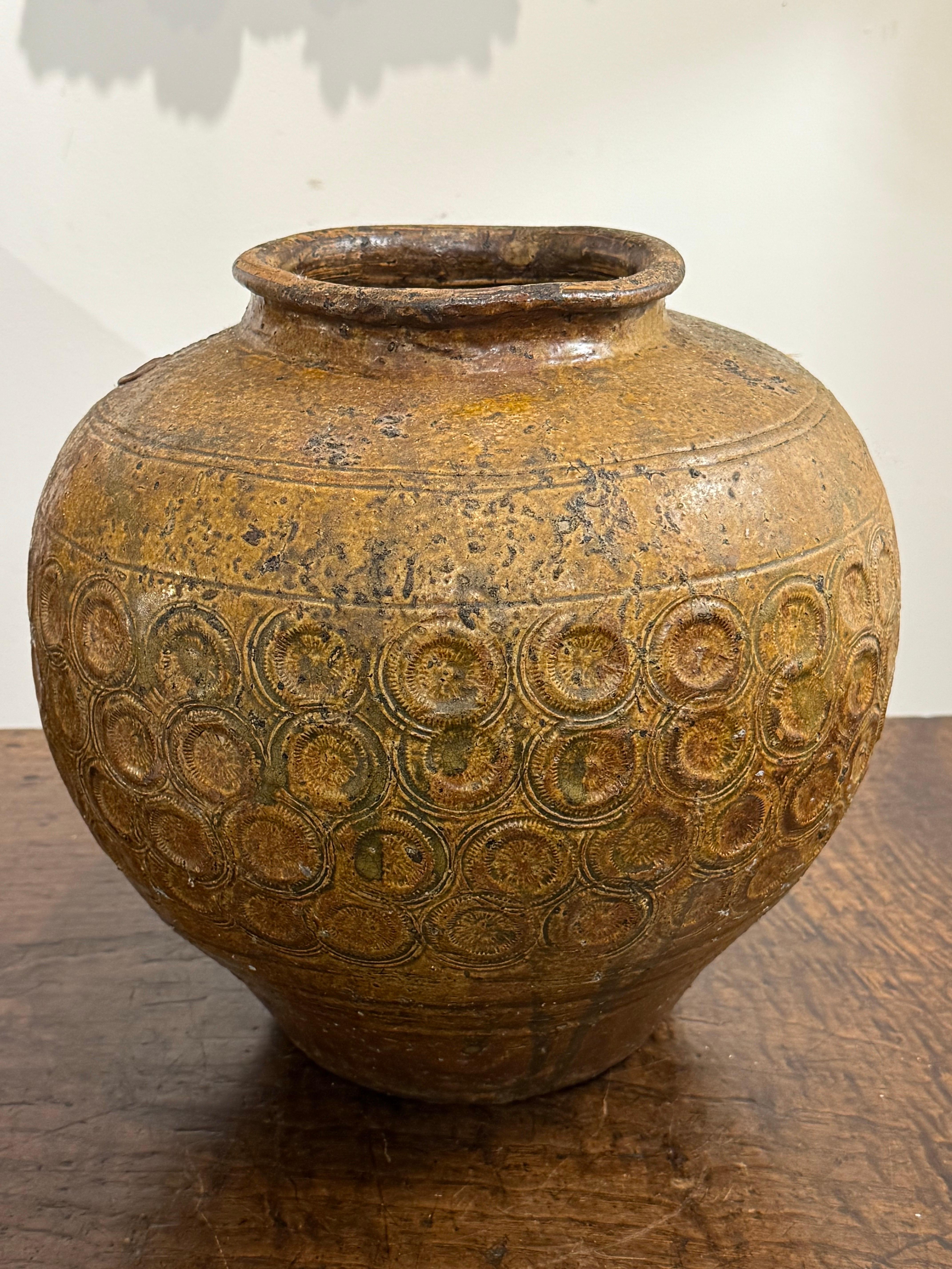 Chinois Jarre de stockage en Martaban à glaçure brune, dynastie Ming, XVIIe siècle en vente