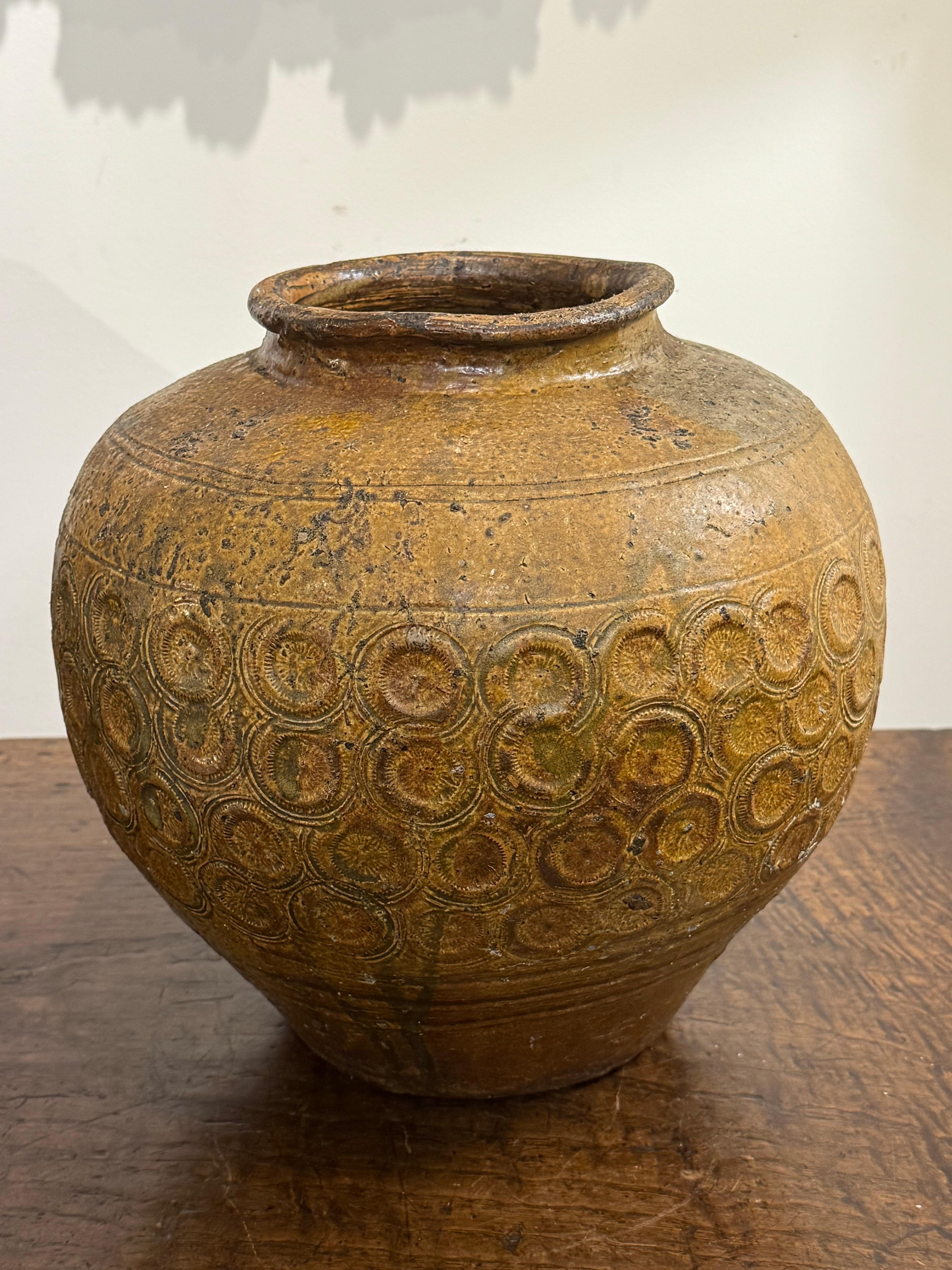 Fait main Jarre de stockage en Martaban à glaçure brune, dynastie Ming, XVIIe siècle en vente