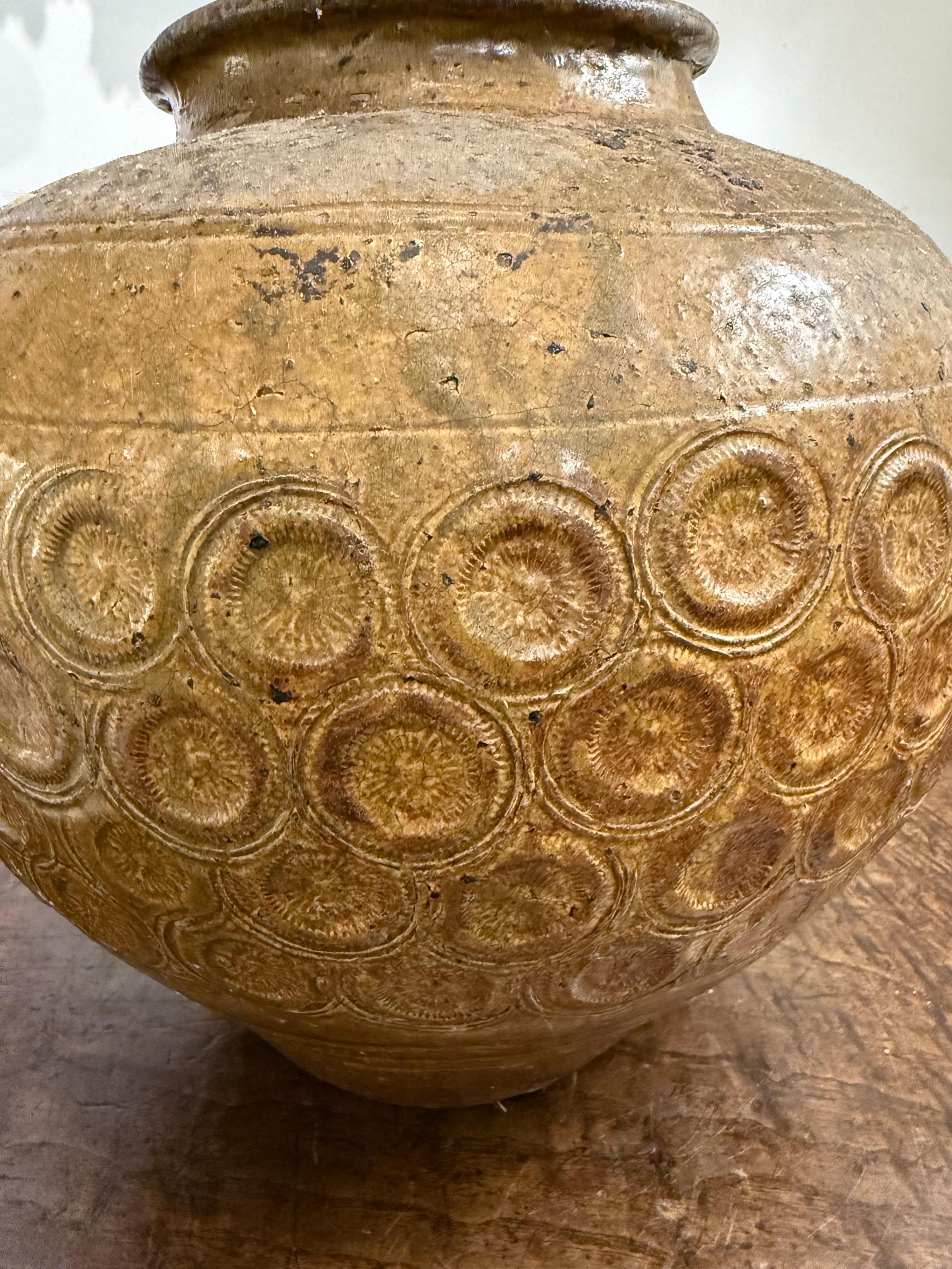 XVIIIe siècle et antérieur Jarre de stockage en Martaban à glaçure brune, dynastie Ming, XVIIe siècle en vente