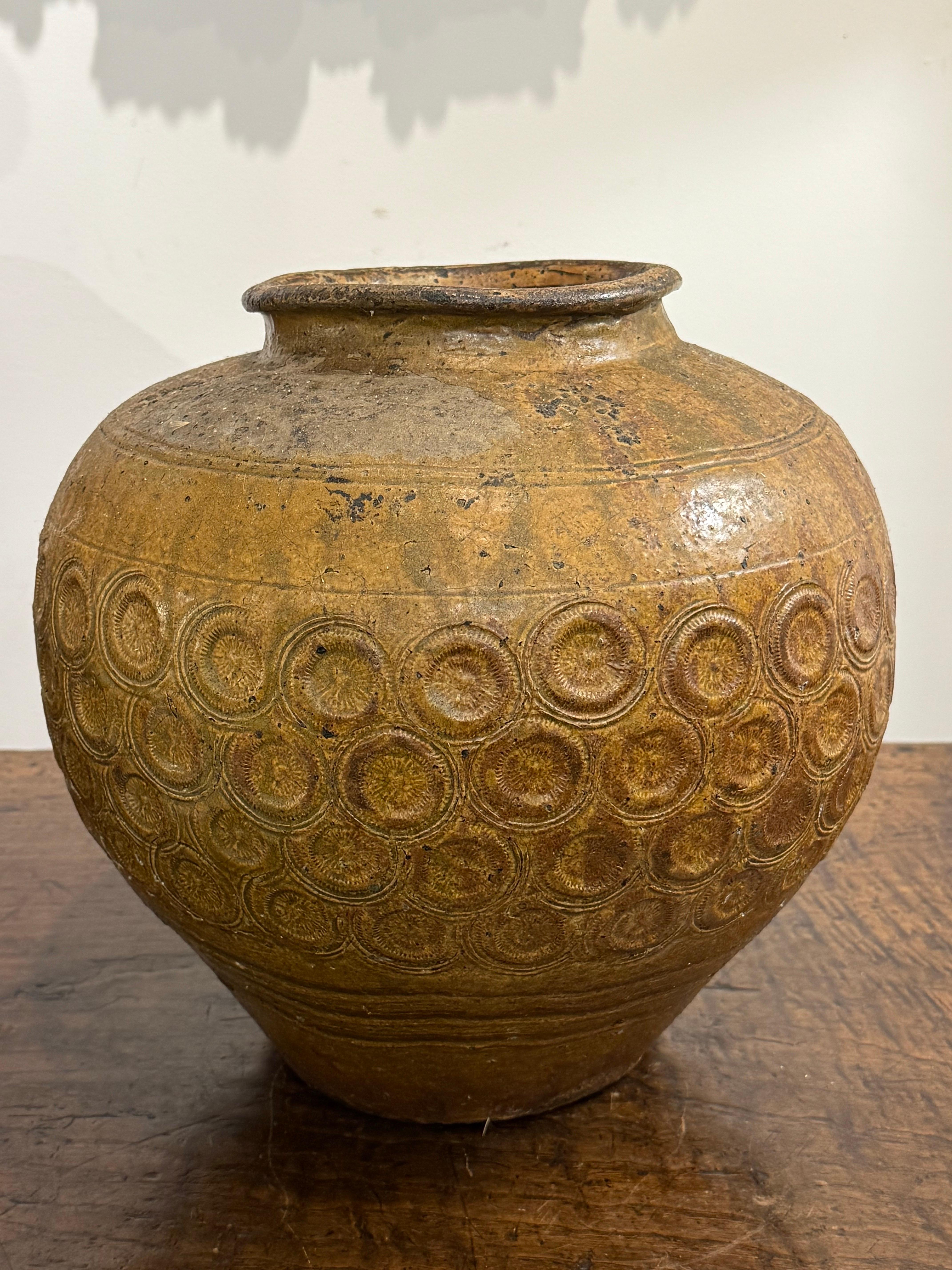 Grès Jarre de stockage en Martaban à glaçure brune, dynastie Ming, XVIIe siècle en vente