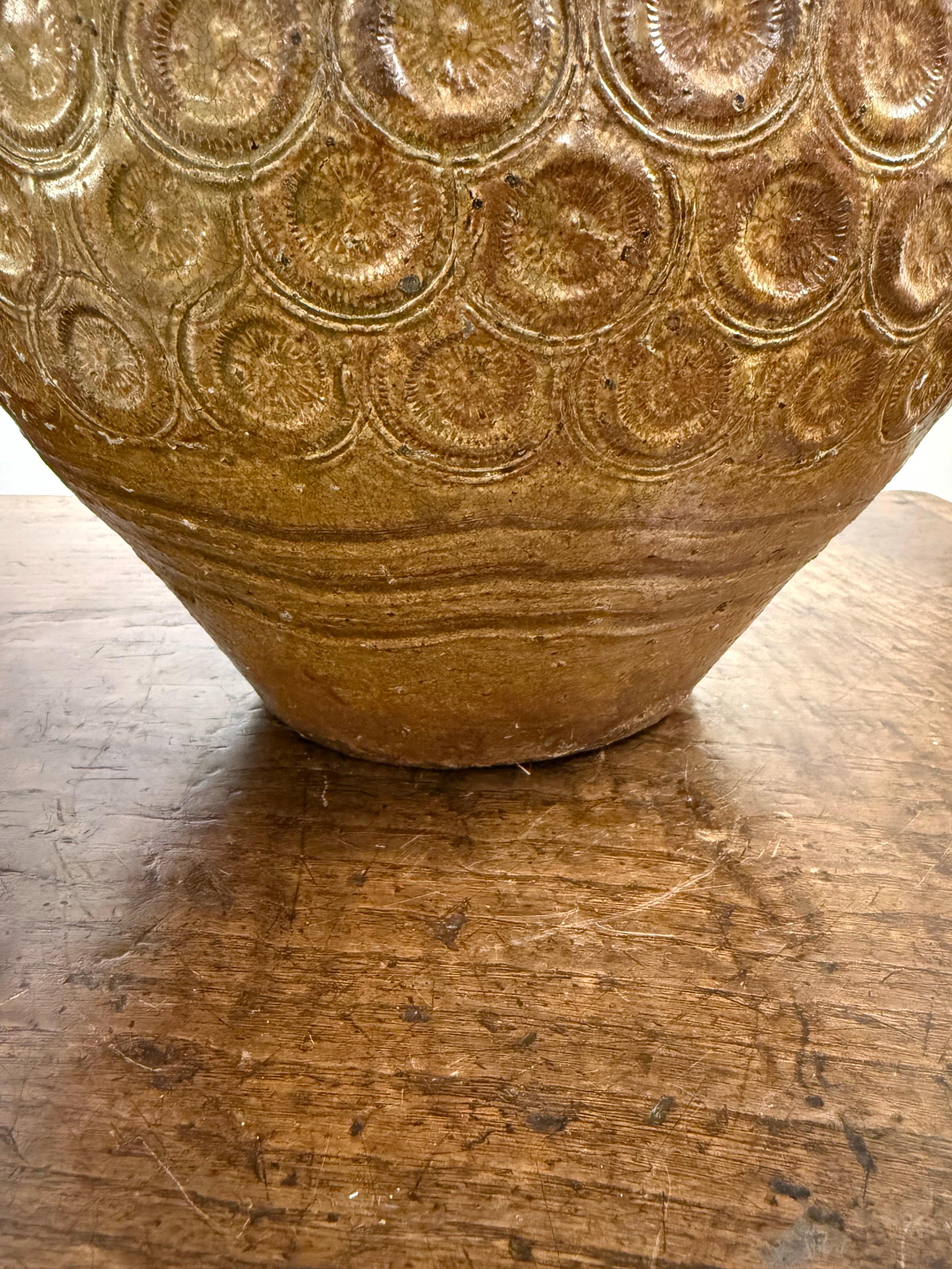 Jarre de stockage en Martaban à glaçure brune, dynastie Ming, XVIIe siècle en vente 1