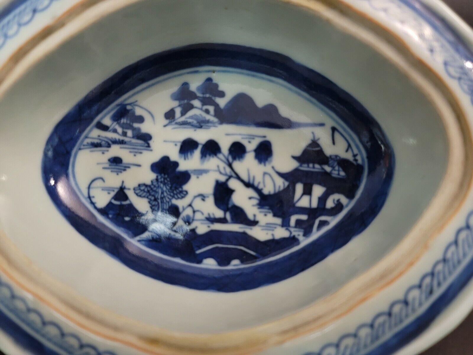 Qing Assiette en porcelaine bleu et blanc de Canton de Chine en vente