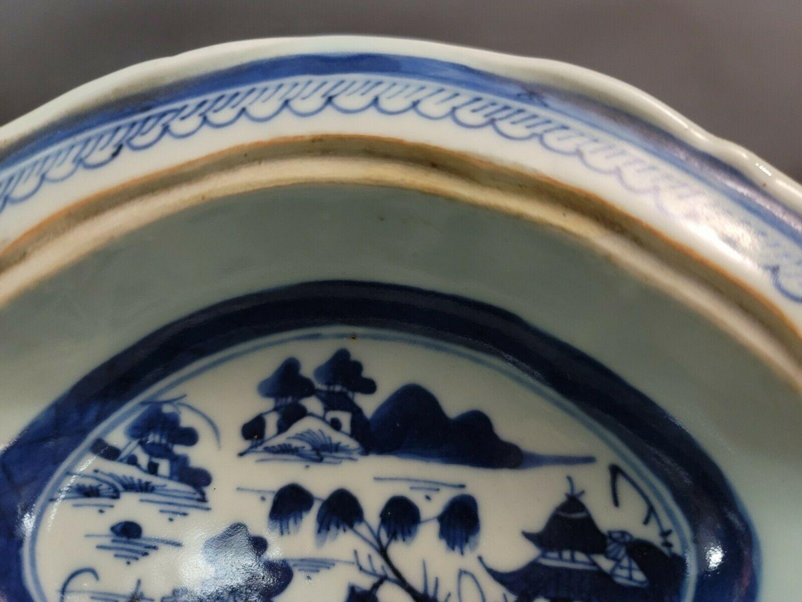 Fait main Assiette en porcelaine bleu et blanc de Canton de Chine en vente