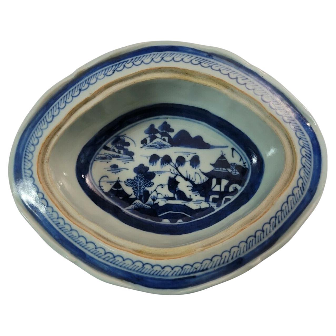 Assiette en porcelaine bleu et blanc de Canton de Chine en vente